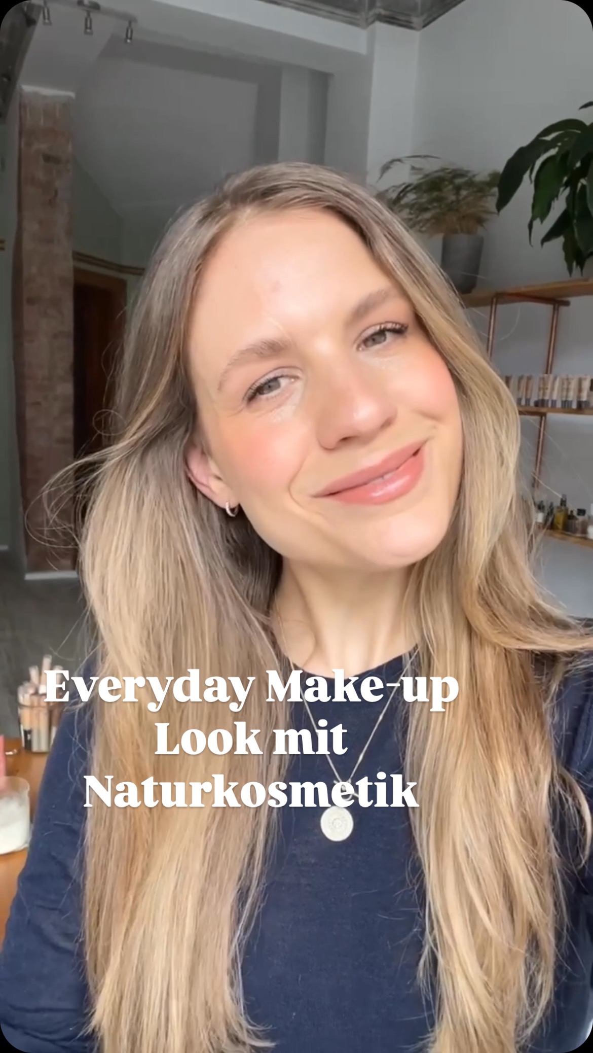 Everyday Make-up Look unter 10 Minuten 🤍🥰
Heute gibt’s endlich mal wieder einen Look! Frisch, natürlich und mein Favorit aktuell😍
Enthält Werbung, da ich Marken nenne und zeige. Ich zeige euch hier einige neue Produkte von @kosas und @rmsbeauty- plus ein paar alte Lieblinge 🤍
Dieses Make-up bekommt ihr mit etwas Übung in unter 10 Minuten hin- die Produkte schreibe ich euch hier auf.☺️
Ich muss sagen, dass ich die BB Cream, blush und Lidschattenpalette von Kosas echt mega finde- die Farbeauswahl und Anwendung gehen super easy🫶🏻. Die BB cream trage ich hier in Nr. 20 und trage sie meistens auch mit den Fingern auf. Die Blushes sind ganz neu und lassen sich seidig und leicht auftragen, sind gut pigmentiert, haben einen minimalen Schimmer und halten Mega gut🥰. Die Farben in der Palette sind neutral-warm (einzeln auch kühl) und super pigmentiert, bröseln nicht und lassen sich gut einarbeiten.🤍
Ein neuer Favorit ist der Serum Lipstick von RMS aus der neuen Nude Collection in der Farbe ‚Mae‘ 😍- liebe den Ton für jeden Tag und trotz dem matten Finish fühlen sich die Lippenstifte feuchtigkeitsspendend und leicht an, und halten echt gut! 🤎🤍
Hier nochmal alle Produkte:
@kosas BB Burst Nr 20
@ereperezcosmetics Corrector Tres
@iliabeauty concealer in 1,75 und limitless lash mascara
@rmsbeauty Hydra Bronzer in ‚Malibu Muse‘
@kosas Blush is life, ‚Blissed‘
@kosas Undressed Eyeshadow palette (Peak und Gaze gemischt)
@rmsbeauty Legendary serum lipstick The Nudes ‚Mae‘
Was würdet ihr am liebsten direkt testen und was gehört zu eurem Everyday Make-up Look? 🤍🥰
#everydaymakeuplook #naturkosmetik #beautyinsideout
