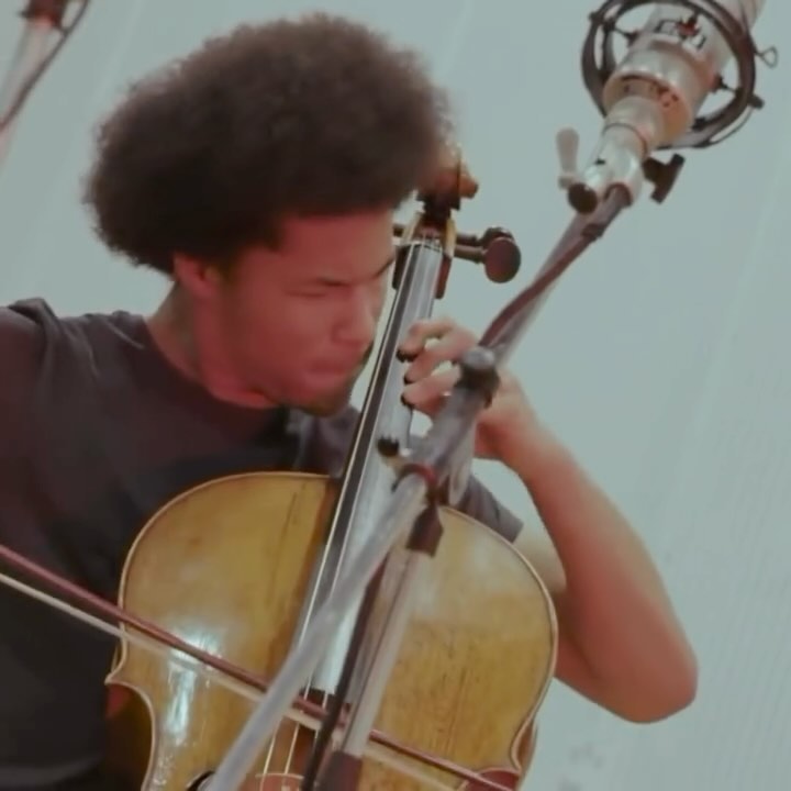 @isatakannehmason und @shekukannehmason am Sonntag, 12. Mai 2024 um 18.00 Uhr im @casino_bern
2019 – ein Jahr nachdem er mit seinem Auftritt an der Hochzeit von Prinz Harry und Meghan einem breiten Publikum vorgestellt wurde – debütierte Sheku Kanneh-Mason im Rahmen des Meisteryklus. Nun kehrt er mit einem Rezitalprogramm und seiner ebenso aussergewöhnlichen Schwester am Klavier ins Casino zurück.
In England hat die Familie Kanneh-Mason mit ihren sieben musizierenden Kindern bereits Kultstatus. Eine internationale Karriere verfolgen bislang Sheku und Isata. Sie faszinieren im Duo-Spiel durch ihre unnachahmliche Übereinstimmung. Die Fähigkeit, sich in Geborgenheit zu folgen und zu inspirieren, schafft eine Live-Atmosphäre, die beglückt.
Tickets und Infos auf
meisterzyklus.ch