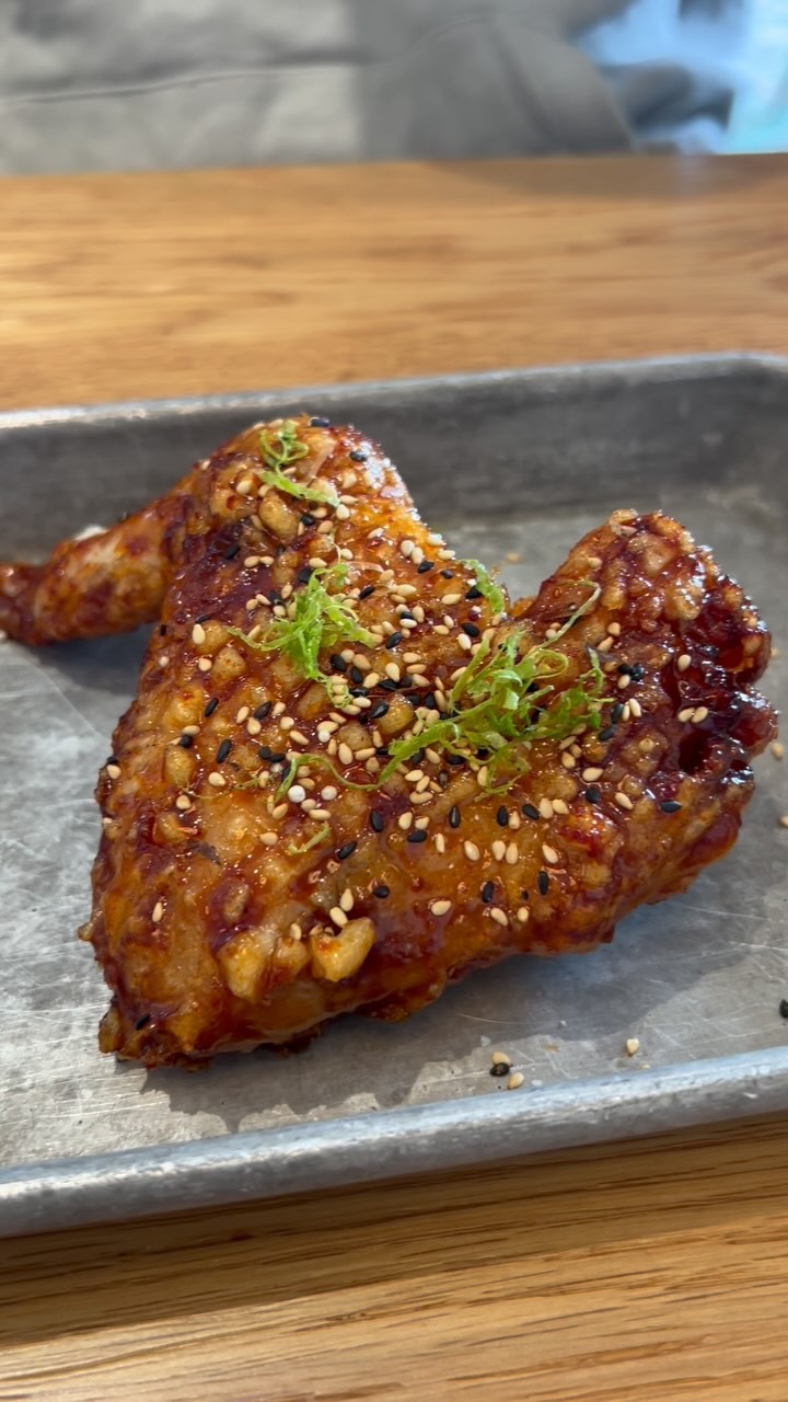 “This might be the best chicken wing I’ve ever had”
Shatter crisp batter, gochujang glazed and topped with furikake, scallion and lime zest.
So crisp, so spicy, so sticky
#chickenwings
#crispy
#koreanfood
#jamesbeardfoundation
#eater
#privatechef
#grandrapids
#privatedining