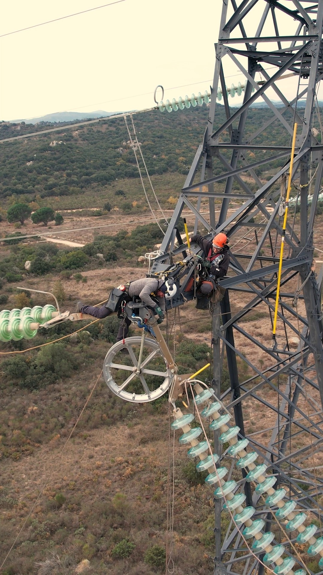 REPORTAGE INDUSTRIE | OMEXOM | LIGNES HAUTES TENSIONS 👷
👉 Mise en place d'une ligne très haute tension (400 000Vlt) entre la France et l'Espagne par Omexom.
🤗 J'ai eu la chance de pouvoir fréquenter des hommes hors normes capables de travailler dans n'importes quelles conditions les plus périlleuses et ce, aux quatre coins de la planète.
Suivez-nous :
🌍 Notre site : https://www.alain-reynaud-photo.fr/
🔹 Facebook: https://www.facebook.com/alainreynaudphoto
🔺 Instagram : https://www.instagram.com/indecomprod_filmmakers/
______________________________
.
.
#omexom #industrie #industriel #hautetension #energie #energiepositive #vinci #vincienergies #coupdecoeur #energieverte #photo #photoindustry #photoreportage #photooftheday
.
.
#agenceaudiovisuelle #RéalisationAudiovisuelle #PhotoProfessionnelle #DroneProfessionnel #VideoCorporate #monteurAudiovisuel #Packshot #ReportagePhoto