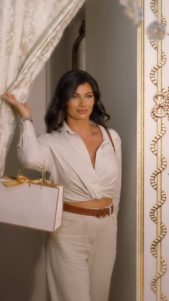 Présentation du nouveau salon de coiffure privé @palais_prive par Océane 😍😍
On adore se faire chouchouter, dans un concept privilégié ✨
Salon de coiffure : @palais_prive
Mannequin : @marie_chloe_scott
Maquilleuse : @barbara.beauties
Assistante prod : @calo_nrz
Vidéo : @landyproduction