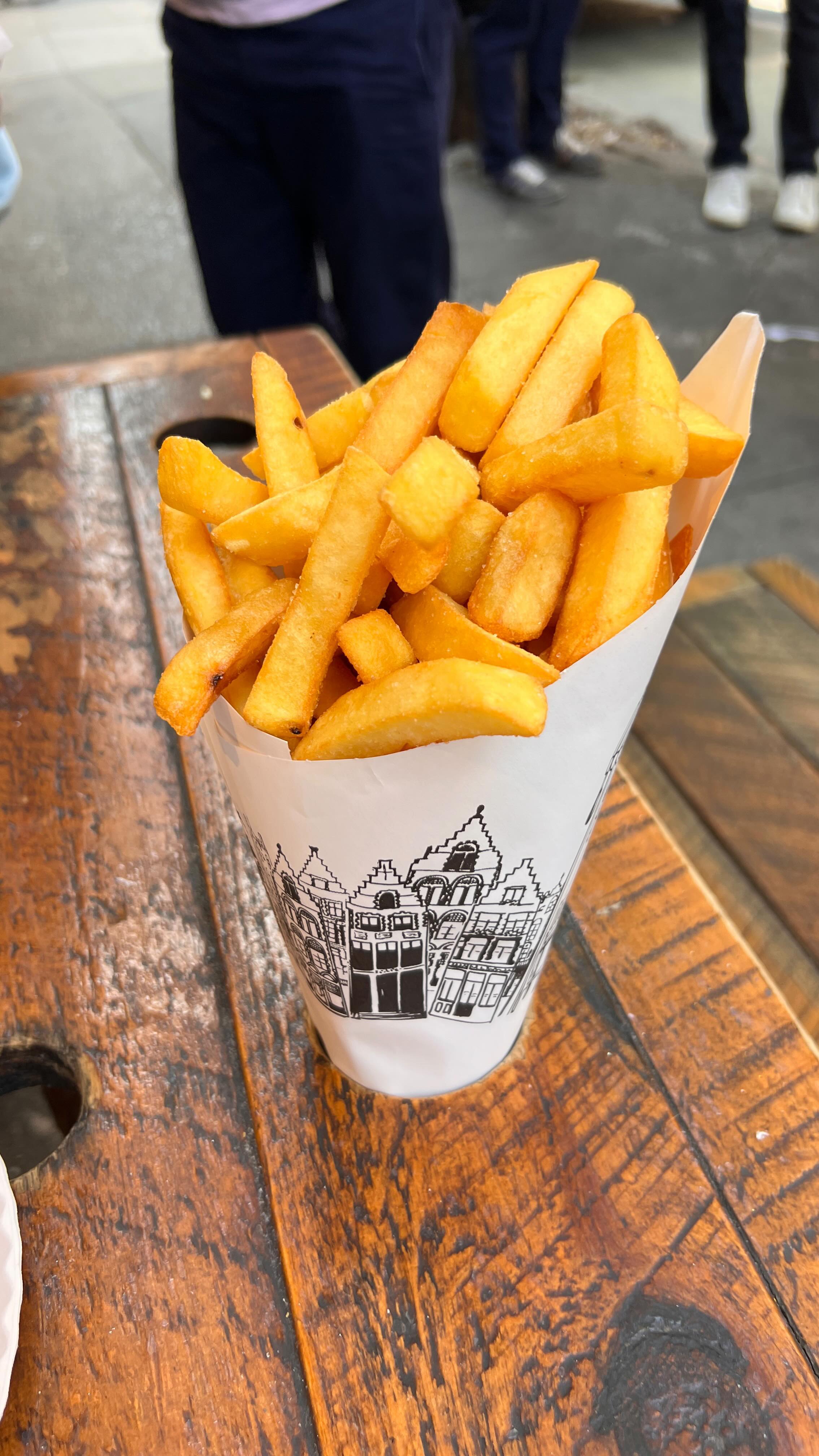 The most perfect quick bite combo in Greenwich Village:
📍Pommes Frites - Belgian pommes frites (they have several vegan sauces)
📍Mamoun’s Falafel - Falafel sandwich (vegan by default)
.
.
.
#veganinnyc #greenwichvillage #vegan @mamounsfalafel @pommesfritesnyc