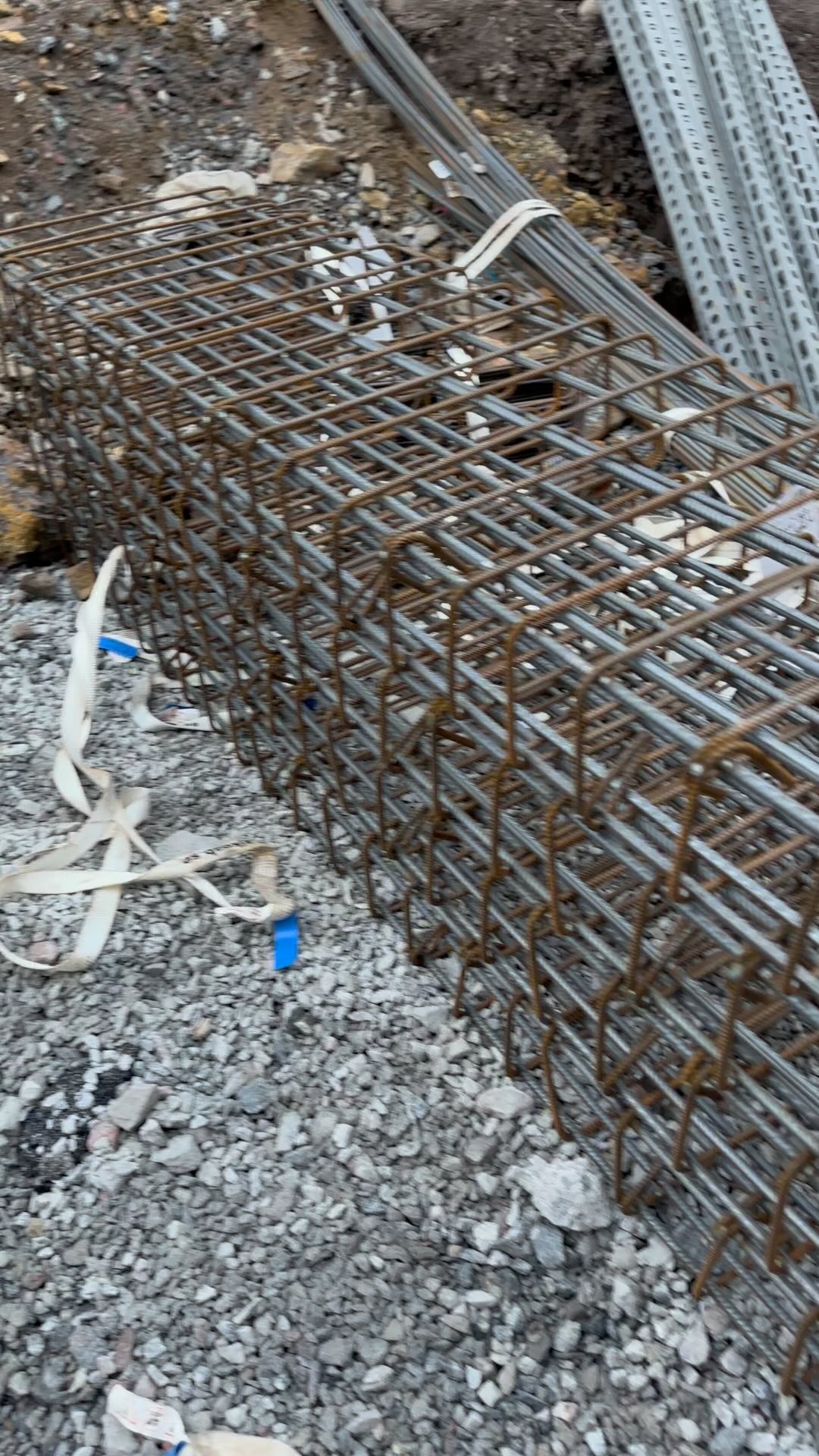 Lite betongkonstruktioner åt Skanska i människobyn ☀️
Bra jobbat bojs💪🏼, tack alla som ställer upp när vi har mycket att göra 🙏🏼
#betong #concrete #concreteforming #concreteformwork #rebars #rebar