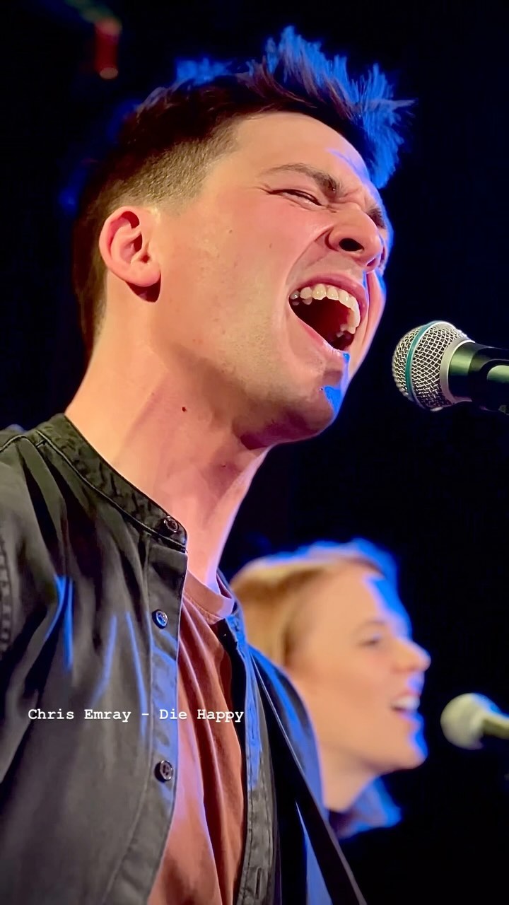 @chrisemray delivered another spot on performance at the @wienermetropol. Opening for @einfachlisa_musik album release party together with @slomo_sounds they paved the way to an iconic and honest musical moment.
#music #livemusic #albumrelease #wien #vienna #metropol #party #goodvibes