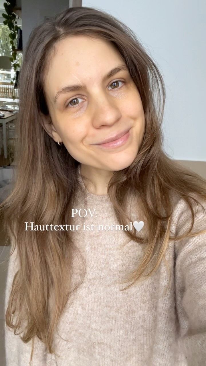 Ungefiltert. Hauttextur ist normal 🤍
Ich werde hier immer wieder über dieses Thema sprechen, weil ich es so oft im Studio in den Coachings erlebe und spüre, wie viel es doch beschäftigt: Hauttextur, Poren, Schatten, Flecken, Lachfältchen. Das alles ist so normal❤️. Neulich erzählte mir eine Kundin, sie hat so lange auf das Coaching gewartet, bis ihre Haut für ihr Verständnis in einem ‚einigermaßen guten Zustand‘ war. Und schaute immer wieder in den kleinen Kosmetikspiegel am Rand des Tisches, begutachtete ihre Haut. Fragte mich, ob das normal ist, die Poren so zu sehen. Ja, natürlich. Und das ist so so so okay🙏🏻. Und meistens ist es so, dass mir genau diese Dinge gar nicht auffallen, wenn ich diese Frau anschaue. Und das versuche ich auch immer wieder in diesen Momenten zu sagen: es ist okay, und, andere Menschen sehen Dinge, mit denen wir so kritisch sind, oft gar nicht!
Durch u.a. Social Media wird es immer schwieriger zu erkennen, was wirklich ungefiltert ist. Videos sind bearbeitet und es gibt richtig gutes Licht - nutze ich auch in meinen Reels, klar! Das ist aber nicht die ständige Realität.🙏🏻
Und trotzdem verstehe ich sehr gut, dass es manchmal schwer fällt, es so zu sehen - dass es auch ein Prozess sein kann. Dass es gute und vielleicht auch nicht so gute (Haut)Tage gibt. Wichtig finde ich zu sagen: es macht einen nicht zu einem weniger wertvollen, herzlichen und liebevollen Menschen, ganz im Gegenteil.🙏🏻❤️
Und jede Einzelne ist, mit egal welcher Haut, Zustand, Thema, so herzlich eingeladen zu kommen. Es muss nicht gewartet werden, bis die Haut besser ist, im Gegenteil! Vor allem geht es darum, dann zusammen zu schauen, wie man Step by Step die Haut unterstützen kann, auf natürliche Weise. Von Innen und von Außen. Und nicht nur die Haut zu sehen, sondern vor allem den Menschen.❤️
Ein kleiner Reminder für euch heute. Ihr seid genauso schön, wie ihr seid. Jetzt, in diesem Moment.🙏🏻🤍