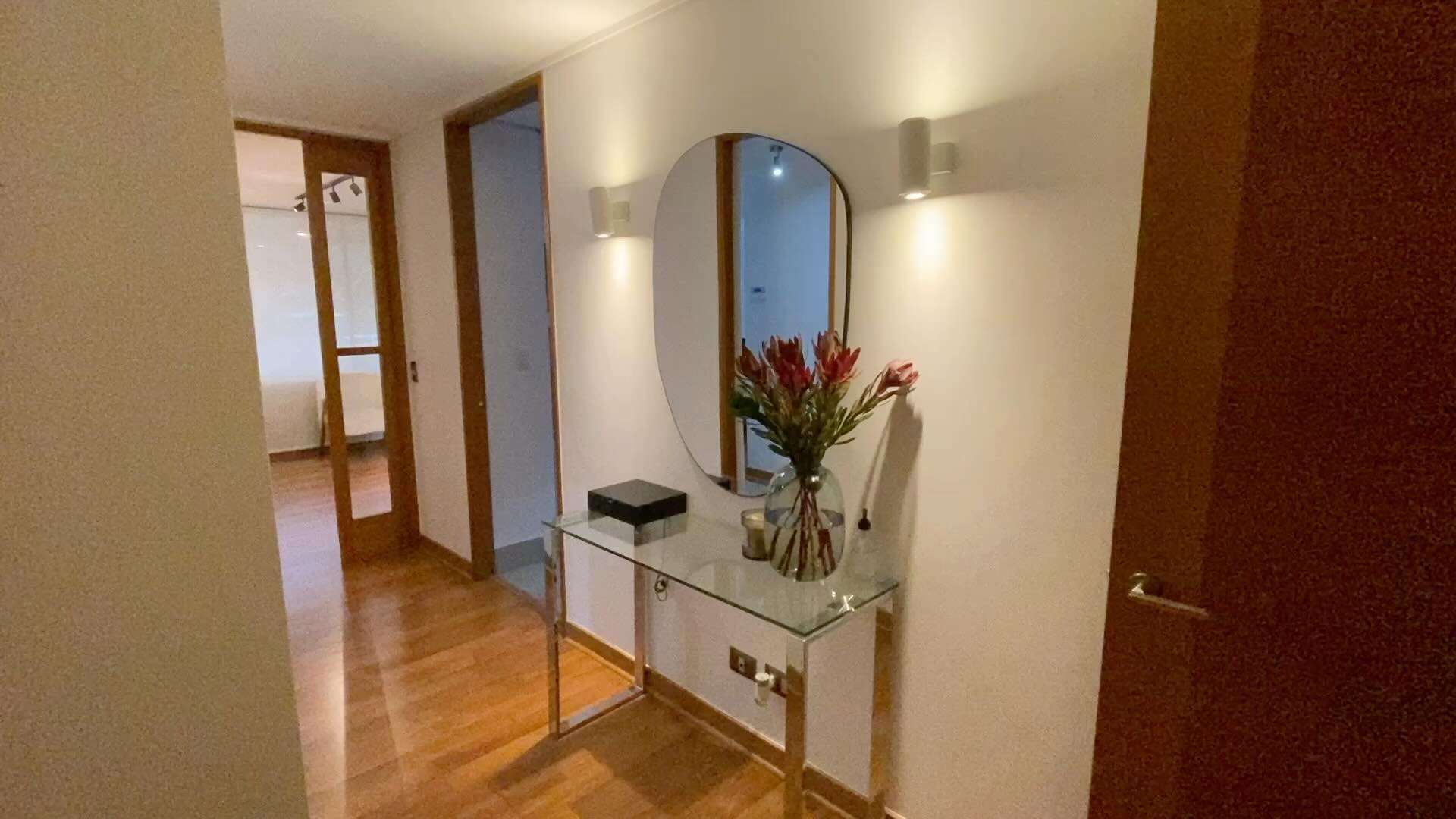 VENTA DEPTO. DE CATEGORIA - LOS MILITARES – BERGEN – SEK
Living comedor. Impresionante terraza.
Cocina con comedor de diario. Logia. Pieza y baño de servicio u opción cuarto dormitorio.
Tres dormitorios. Dos baños completos.
Orientación nororiente.
Dormitorio principal en suite con walk-in closet. Baño con shower-door, con iluminación y
ventilación natural.
Dos dormitorios con closets. Baño con shower-door, con iluminación y ventilación natural.
Calefacción por losa radiante. Agua caliente central. Ventanas de termopanel. Pisos de
madera en todo el departamento. Edificio año 2015.
Dos estacionamientos y bodega subterráneos.
Piscina, área verde, sala de eventos con calefacción y cocina, gimnasio, quincho con
parrilla. Estacionamientos de visitas.
Gastos comunes: $ 356.000.- Contribuciones: $ 326.000.-
124 m2 útiles + 33 m2 de terrazas.
PRECIO VENTA: U.F. 12.850.-
www.portalinmobiliario.com/1699320928
Te invitamos a visitar el departamento; estaremos gustosos de recibirte!!
Cinthia García +569 5879 4057
cinthia.garcia@nsr-properties.com