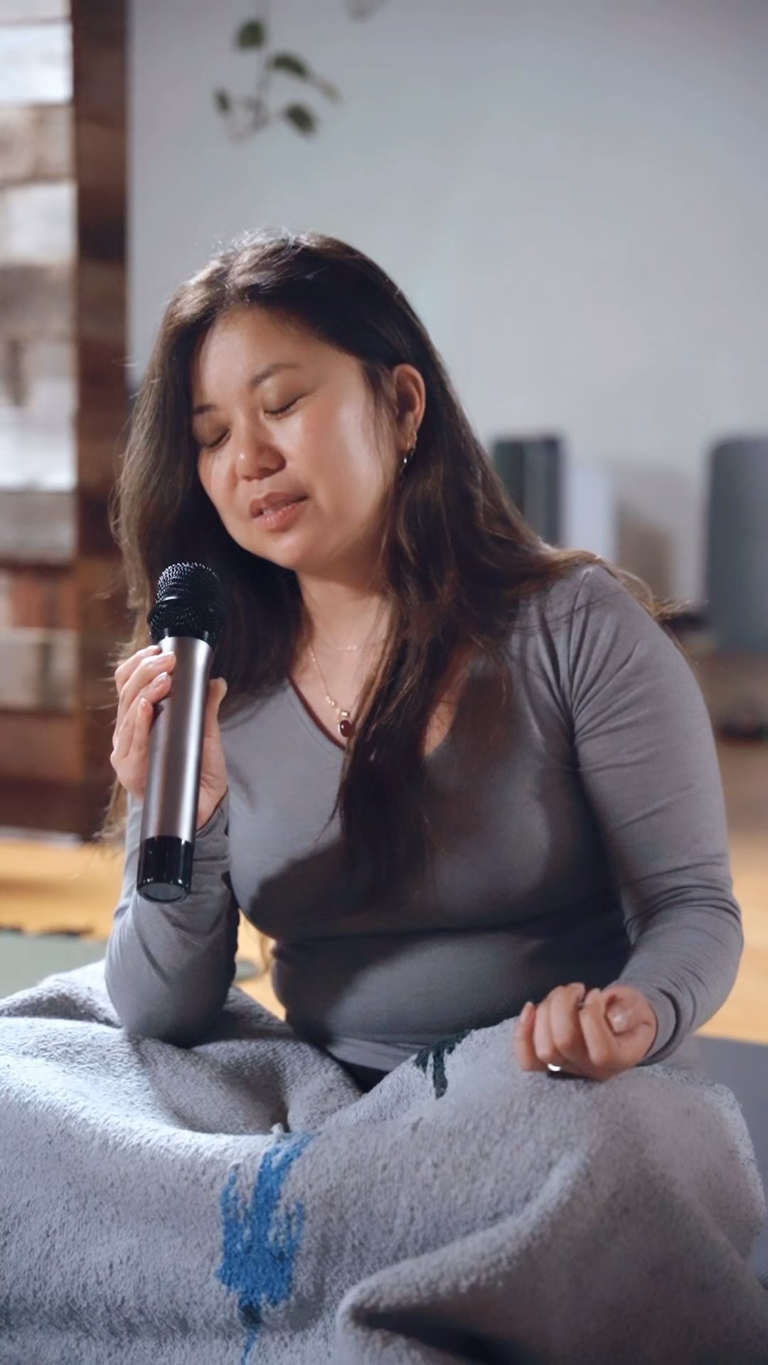 What can you expect during an Immersion?
🇬🇧 🇵🇱
Immersions are our most transformative and potent experiences. After years of research, exploring different modalities, and learning diverse skills, we have created a signature 7-hour workshop that aims to be more than just a retreat; it’s a gateway to profound transformation.
Through these immersive sessions, participants explore and transcend the usual boundaries of self-awareness, delving into realms of consciousness that bring forth profound insights and healing. Those workshops are filled with the most effective techniques and teachings Anna has ever encountered.
This journey is an opportunity for deep, transformative growth. Thank you to all who joined our recent Immersion and embraced this path to profound transformation and healing. 🙌✨
#ImmersionWorkshop #Transformation #Healing #Consciousness #CacaoCeremony #Kundalini #SoundHealing #Breathwork #BlissState #PersonalGrowth #NonDualMeditation
🇵🇱
Czego możesz oczekiwać podczas Immersji?
Imersje to najbardziej transformujące i potężne doświadczenia, jakie oferujemy. Po latach badań, eksploracji różnych modalności i zdobywania różnych umiejętności stworzyliśmy nasz flagowy, 7-godzinny warsztat, który nie jest tylko retreatem; to brama do głębokiej transformacji.
Podczas tych sesji immersyjnych uczestnicy eksplorują i przekraczają granice samoświadomości, zanurzając się w sfery, które przynoszą głębokie wglądy i uzdrowienie. Nasz warsztat jest wypełniony najbardziej efektywnymi technikami i naukami, jakie Anna napotkała na swojej ścieżce.
Ta podróż to okazja do głębokiego, transformującego wzrostu. Dziękujemy wszystkim, którzy dołączyli do naszych ostatnich Imersji i podjęli drogę do głębokiej transformacji i uzdrowienia. 🙌✨
#Transformacja #Uzdrowienie #Świadomość #CeremoniaKakao #Kundalini #UzdrawianieDźwiękiem #Oddech #StanBłogości #RozwójOsobisty #MedytacjaNiedualna #aktywacjakundalini #aktywacjakundalinipolska