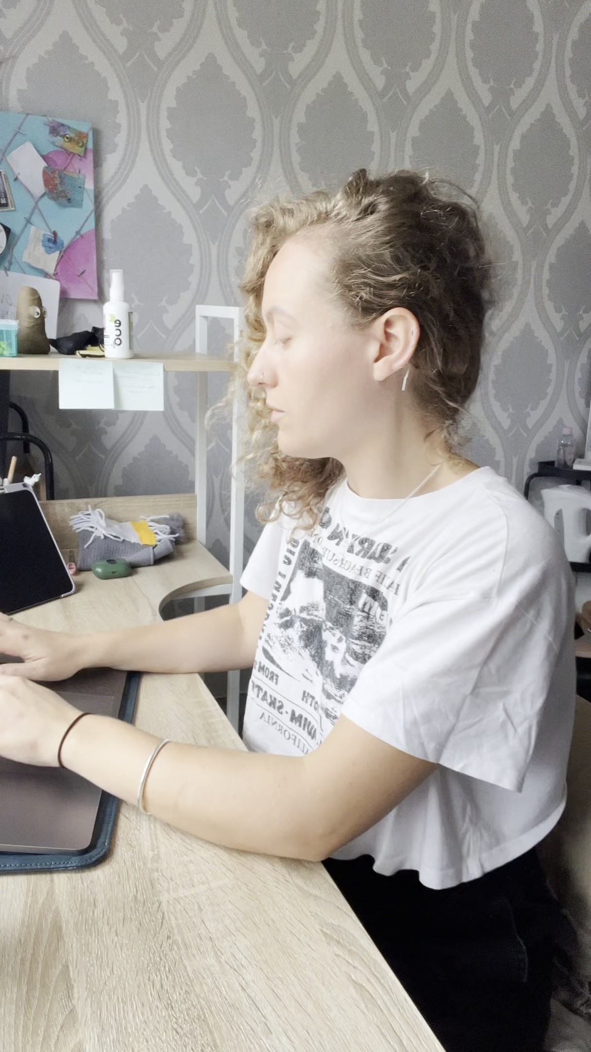 Golden Ending Alert! ✨
Here’s your weekly dose of top bloopers!
After just two weeks back in the content game, I feel like I’ve rediscovered a lost sense from 28 years ago.
The cherry on top?
My impressions have soared past 4,000!
Clearly, I’m onto something! 🤷🏼♀️
What’s been your highlight this week?
--
There's more blooper to come as the weeks of content continue!
#graphicdesigner #funny #bloopers #outtakes #designer #freelance #contentcreation #linkedin #workinghard #laughing