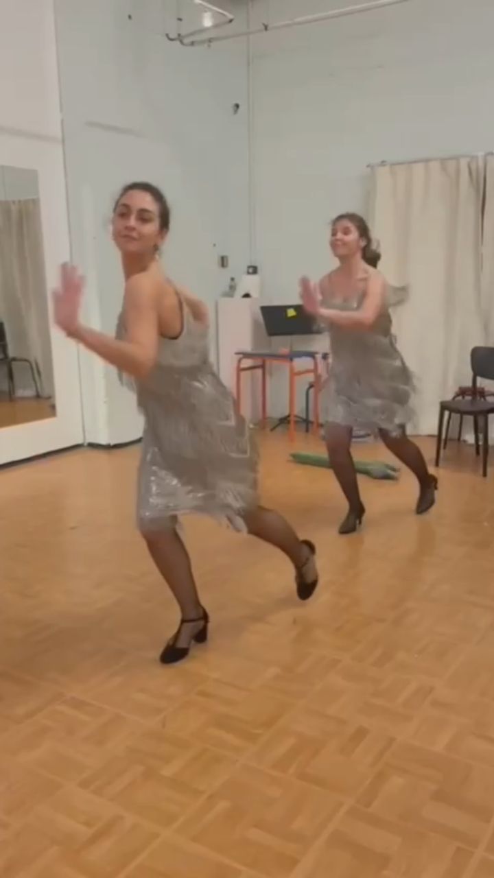 Derniers préparatifs en cours pour vous envoyer de la poudre aux yeux les 28, 29, 30 juin et 1er et 2 juillet !
Vos billets pour venir nous voir en bio ⬆️
Attention les places partent vite !
#comediemusicale #chant #danse #theatre #broadway #artistes #artists #dance #sing #acting