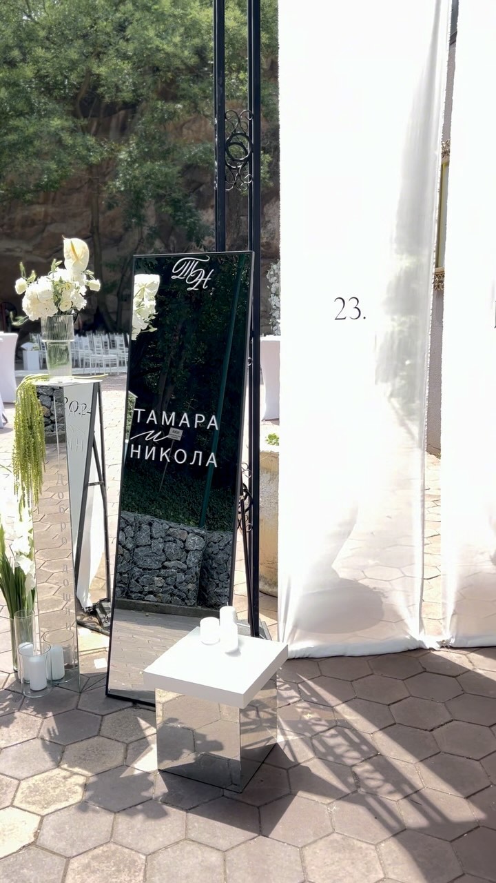 Kako koje venčanje dodje na red mi kažemo- E ovo nam je omiljeno, ali ljudi, to je stvarno tako, stvarno nam je svako omiljeno 🤭
Ne znamo kako se baš nama dešavaju svi ovi divni ljudi, ali eto, valjda smo srećnici 🤍🥹
Toliko uživamo u kreiranju jedinstvenih scenografija za svako venčanje, da nam je svaki klijent inspiracija za sebe!
Hvala što nam verujete!
.
.
.
#medimleko #weddingdecoration #dekoracijavencanja #weddinginvitations ##pozivnice #weddingstationery