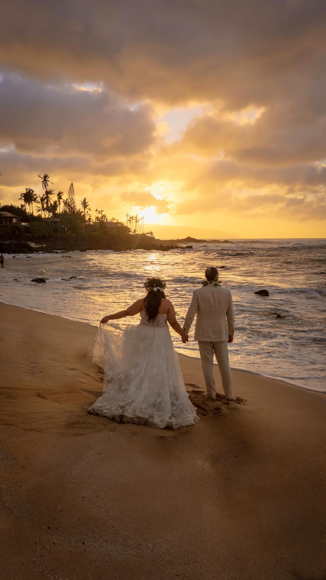 Dreaming of a destination wedding? Reach out and I'll share my expertise on incredible locations worldwide - for free!
I’m obsessed with Hawaiian Elopements! Having explored all of Oahu, I can confidently say it’s the perfect elopement spot. 🤍