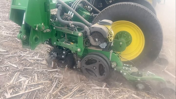 This is why @precision.planting REVEAL row cleaner is king. Your row unit DOES NOT BOUNCE. More consistent release from the meter, better spacing, better singulation.