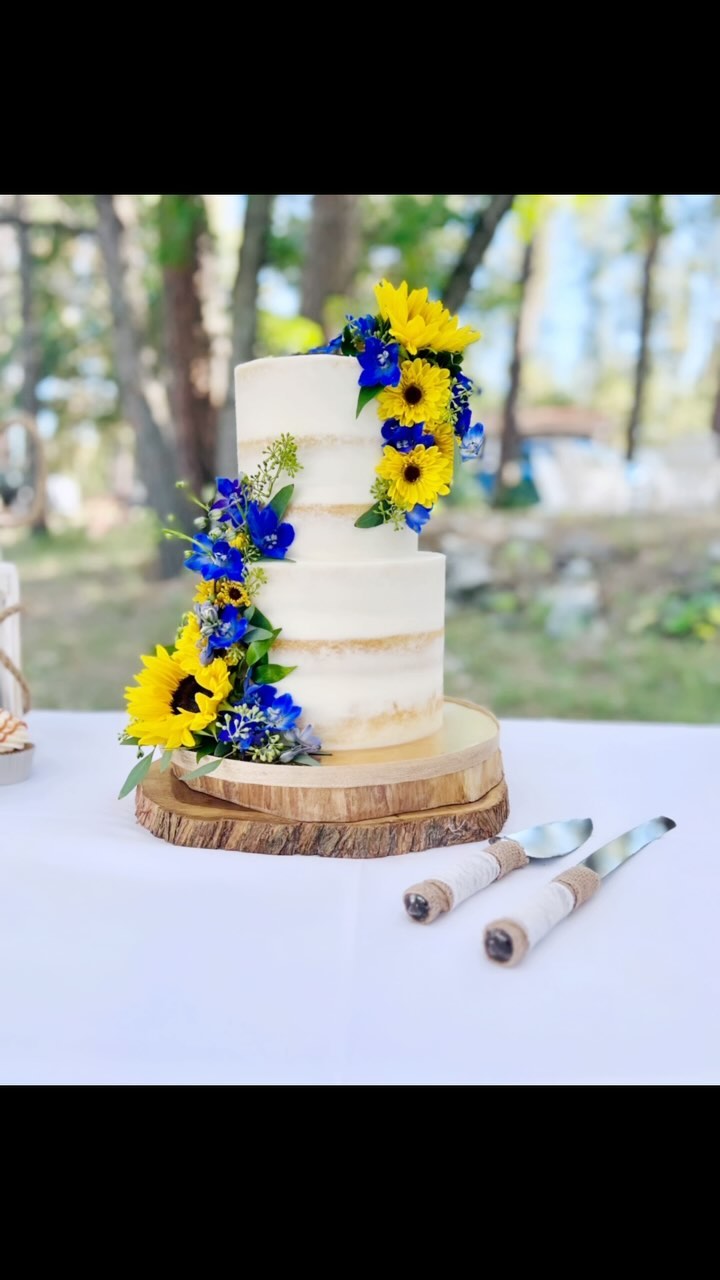 🌼✨ Celebrating Love and Sweet Delights at Ashlee & Alex’s Wedding! ✨🌼
Join us in raising a toast to this lovely couple, Ashlee and Alex, who embarked on their journey of love and togetherness in October 2023, nestled amidst the breathtaking scenery of the Retreat at Mountain Meadows! 🥂💍💖
We just loved how their stunning naked wedding cake turned out with cascades of fresh florals and, of course, a delightful assortment of cupcakes in varying delicious flavors! Thank you so much for trusting us with your love story! We hope you loved your edible centerpieces as much as we loved creating them 🥰
To Ashlee and Alex, we wish you a lifetime of love, laughter, and sweet moments that make your hearts sing! May your love continue to bloom and flourish, just like the beautiful flowers that adorned your wedding cake. 💐✨
#WeddingBliss #SweetLove #HappilyEverAfter #CakeLove #CupcakeDelights #CelebratingAshleeAndAlex #MountainMeadowsMagic #arizonabakery #paysonazbakery #kendras_country_bakery