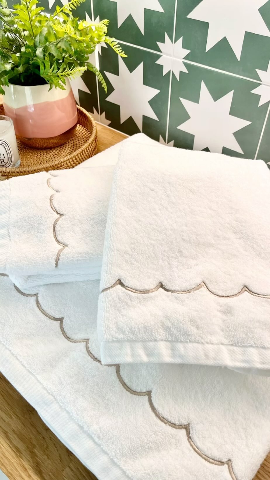 I’ve recently started working with a new supplier based in Edinburgh called @gillynicolsonltd. They supply bespoke bed linen, table linen and towels, and offer a huge range of trimming colours to choose from, making it very easy to find the perfect colour to compliment any design scheme.
I thought I better test out their towels (that was my excuse….) before recommending to clients and I’m happy to say that the quality is exceptional, so soft and fluffy and they wash well too. I’ve chosen their Cascais Scallop Porto towel design which is so pretty.
I have a beautiful sample box of their bed and table linen too which I’ll share details of soon.