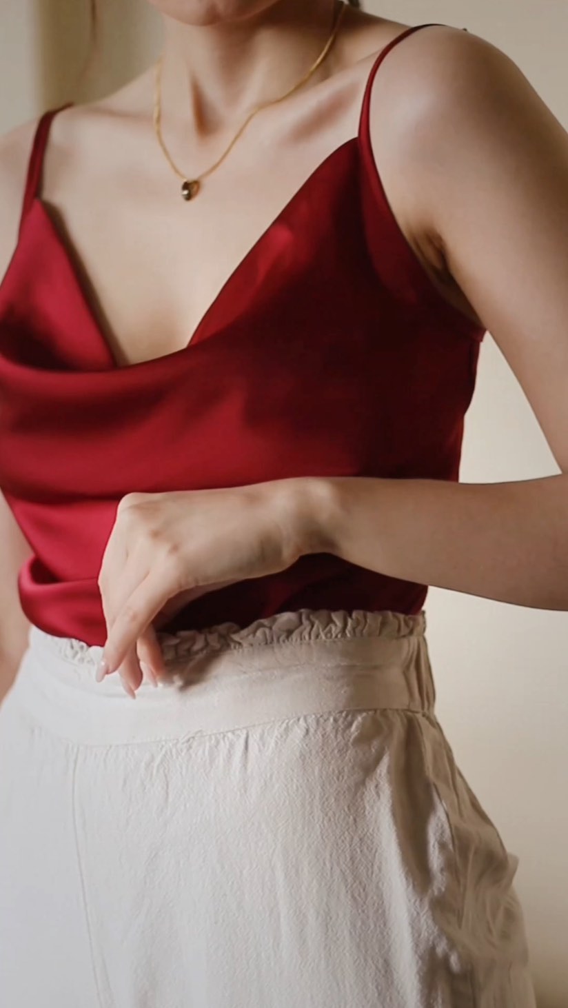 Amei demais ter sido convidada pela @montecarlojoias pra pensar em três composições de Natal pra vocês! Cada uma das três foi imaginada sob medida para diversas situações dessa data, abraçando diferentes programações e realidades. Para compor a harmonia das produções, escolhi o conjunto de anel, brincos e colar de rodolita! Que é feito de prata 925 (excelente pra quem tem sensibilidade) e também é banhado a ouro 18K. Faz parte da nova coleção, que se chama Tropical.
E claro: para adquirir as peças com 15% OFF, é só usar o meu cupom: debmc15.
Qual dessas versões melhor veste quem você é? ✨#lookdenatal #natal2023 #lookvermelho