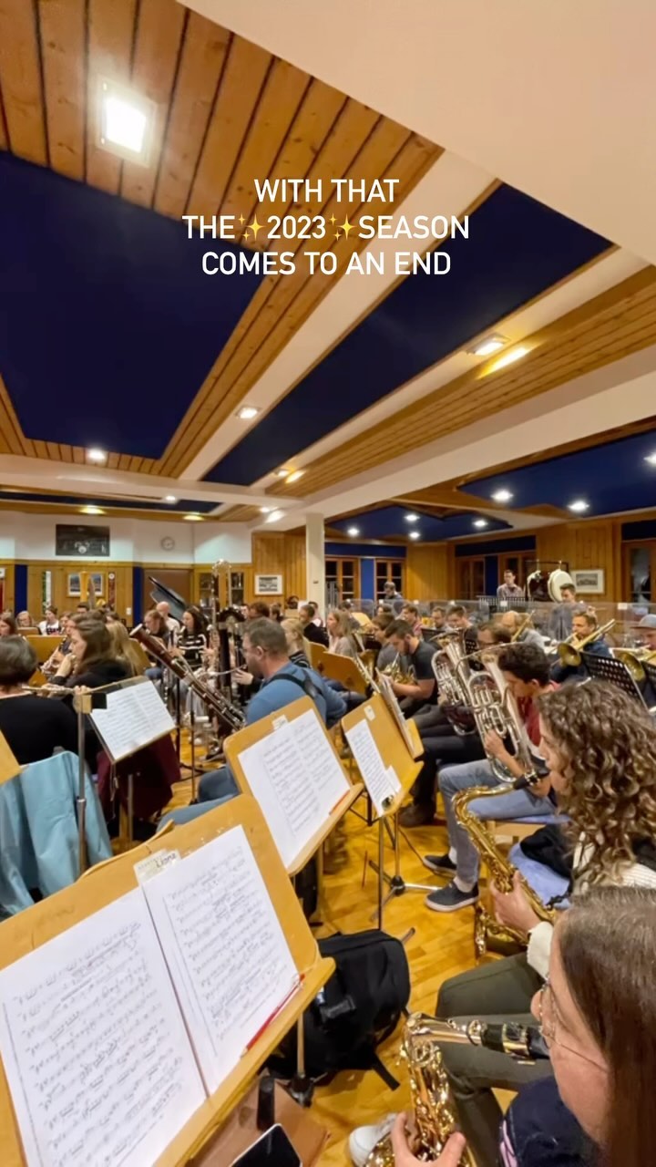 With that the 2023 season comes to an end! 🥂✨🙏
Das war unser ereignisreiches Jahr 2023:
✨Nachträgliches Jubiläumskonzert im randvollen Tauerncenter in Matrei im Zuge der Generalsversammlung des @blasmusikverbandtirol
✨Bundesblasorchesterwettbewerb des @oebv_oebj in Grafenegg
✨ Probenarbeit in diversen Konstellationen und mit unterschiedlichen Coaches/Dirigent:innen
✨Kameradschaftliche Pflege und viele tolle gemeinsame Wochenenden
✨Vorbereitung für unser Neujahrskonzert am 6.1.2024 um 20.00 im Stadtsaal in Lienz
Vielen Dank an all unsere Gönner und Sponsoren, den Dirigenten und den Ausschuss, den Registerführer:innen und unseren engagierten Musiker:innen! 🎼🍀🙏
#2023 #decembertrend #danke2023 #highlights #bpho #symphonicband #windband