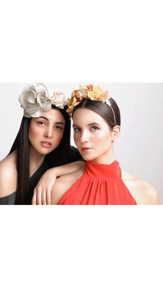 Sooting day✨✨✨
Gracias equipo!!! 😍🙌❤❤❤
Fotografía: @tatizoom
Modelos: @zoommodelsdifferent
@ladyslava.w
@patriiciaadiaz
Hair: @yulia_estilo_lem
MUA: @_lu_deg
Nuestras Piezas Artesanales con
Vestidos de colores: @atelier.aletheia
Camisas y pantalón: @cruca.madrid
Vestidos negros y taupe: @luciadegistin
Espacio: @sotano.a
#artesaniacontemporanea
#luxurycraftsmanship #crochet #margaritas #historiasconalma #silkflowers #naturaldye
#floresartesanales #tintesnaturales #guardianasdehistorias
#somosguardianasdehistorias #piezasunicas #modaconvalores #naturaldye
#modasostenible #silk
#luciadegustin
#artesaniacontemporanea #artesaniadeexcelencia #madeinspain