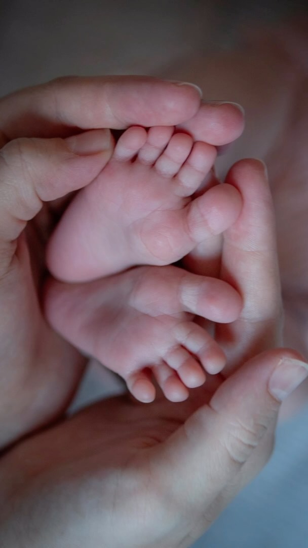 She will never be this little again. Those little features and precious bits will grow and change. These images are my favourite to take…and the toes will always melt my heart! 💕👣#babygirl #yegbabyphotographer #yegnewbornphotographer #yegnewbornphotography #sweetchildofmine #sweetchildomine #stalbertnewbornphotographer #stalbertnewbornphotography #babyfeatures