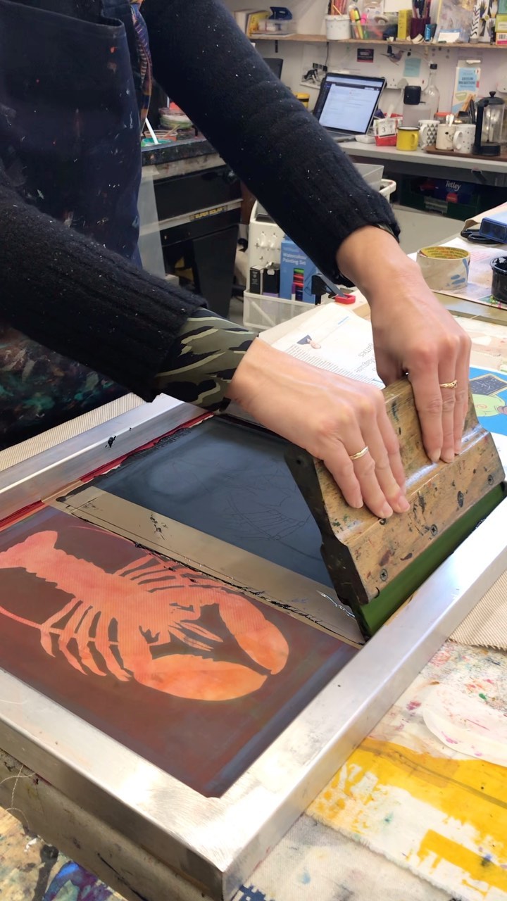 It’s been non-stop printmaking over here @eastsideprint_brighton haven’t had time to share all the wonderful work that’s been going on in the studio recently so wanted to catch up starting with this quirky print idea for seafood inspired prints on fabric created by #ionagriffiths on the Friday morning screen and blockprint on fabric course, Iona is now a studio member and booked in to print her Christmas presents! Great idea 🙌 if you’d like to try fabric printing have a look at our daytime and evening courses on our website 😀#fruitsdemer #lobster #screenprintingonfabric #printedtextiles #printedpattern #trysomethingnew #artcoursesbrighton #eastsideprint