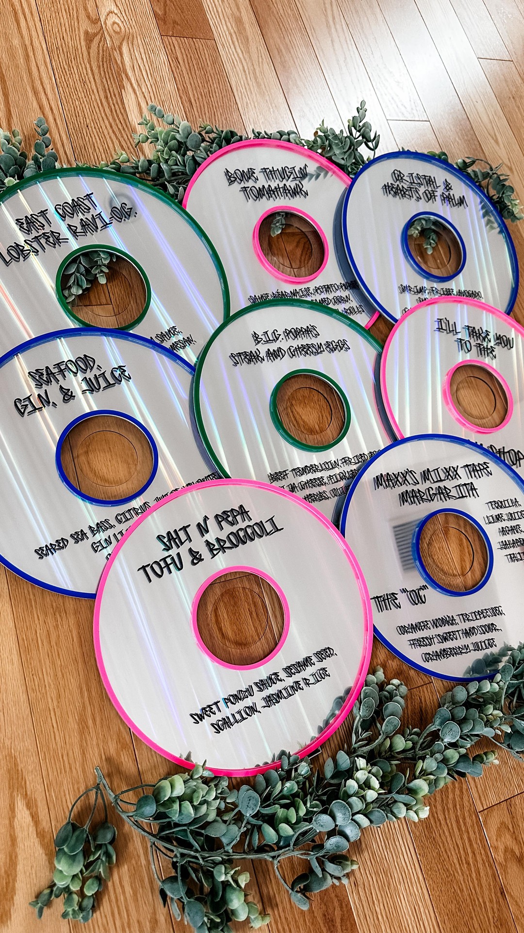 Okaaaaay, let’s give it up for these insane CD signs designed by @paperrefinery 👏🏻
✨ The perfectly nostalgic CD surface was replicated by layering striped iridescent on top of silver mirror acrylic. I mean, come ON.
📍Acrylic from @houstonacrylic and @cmbacrylic
#acrylic #signage #eventdecor #eventsignage #laserengraving #lasercutting #weddingdecor #weddingsigns #partydecor #designhousebybrittany