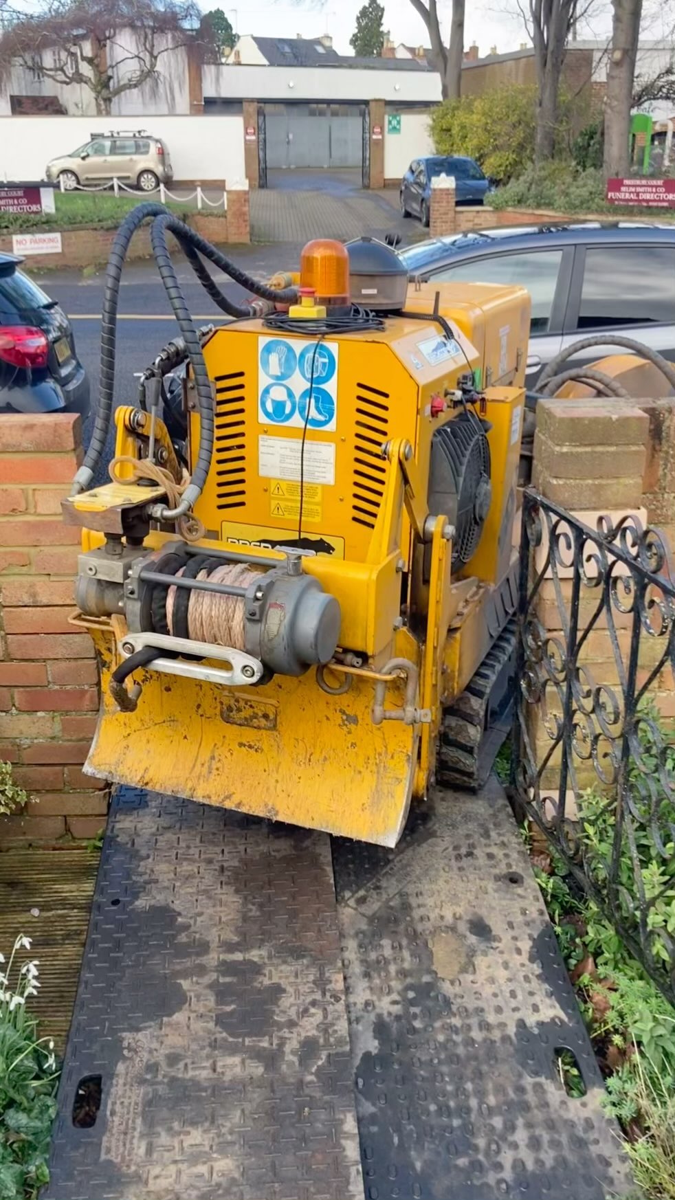 Thank goodness for retractable tracks on the @predatorpower P50RX!!
When the client said the stump was in the front garden I wasnβt quite prepared for the size of the front garden. Thankfully a bit of patient driving and Trakmats resolved the issue by providing a decent ramp and protection π
#stumpwork #stumpremoval #stumpgrindingservices #treework #retractabletracks #p50rx #predatorstumpgrinder #trakmats