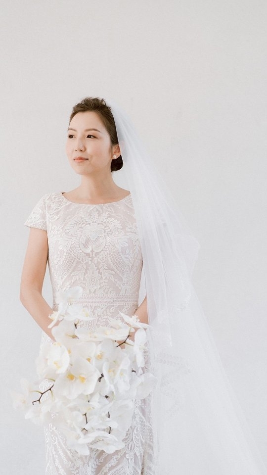Contexte de cette session photo de mariage un peu particulière :
La mariée voulait initialement faire sa séance portrait et découverte des mariés dans le parc du domaine.
Sauf que.
Le parc était fermé (par un portail en bois, et on ne demande pas à sa mariée en robe cintrée de sauter par-dessus une clôture en yolo complet).
Le seul espace vert accessible était une colline de terre battue très raide surmontée d'un grand arbre. Ça me paraissait problématique pour pleeeeein de raisons :
🌊 Les talons sur la pente - avec un cours d'eau en contrebas en plus comme ça si tu glisses c'est le combo gagnant tu finis dans l'étang, un petit bain de midi rien de tel pour BIEN commencer la journée !
✨ La robe blanche qui avait peu de chance de le rester dans la terre battue - surtout que la mariée avait un très long voile
🌳 Un arbre avec un feuillage très épais donc une lumière qui ne serait pas top, etc.
Bref, la lose.
Je dis donc à la mariée écoute je sais que ce n'est pas ce qui était prévu, et tu as évidemment le droit de dire non MAIS... Si on partait sur une toute autre ambiance juste devant ce mur blanc ?
(Je lui ai évidemment dit que j'étais de parti pris car je ne suis pas une grande fan de la verdure et je vais naturellement plutôt vers les facades ou l'architecture quand je peux choisir mes décors.)
MERCI à elle de m'avoir suivi dans ce projet, d'autant plus que c'était une impro totale, que le mur était devant la seule voie d'accès au château donc son témoin devait faire le guet, que côté logistique c'était pas évident BREF que c'était pas l'option la plus simple mais on a toutes deux beaucoup aimé le résultat !
___
#weddingphotographer
#fineartweddingphotography
#weddingphotography
#weddingportrait
#firstlook
