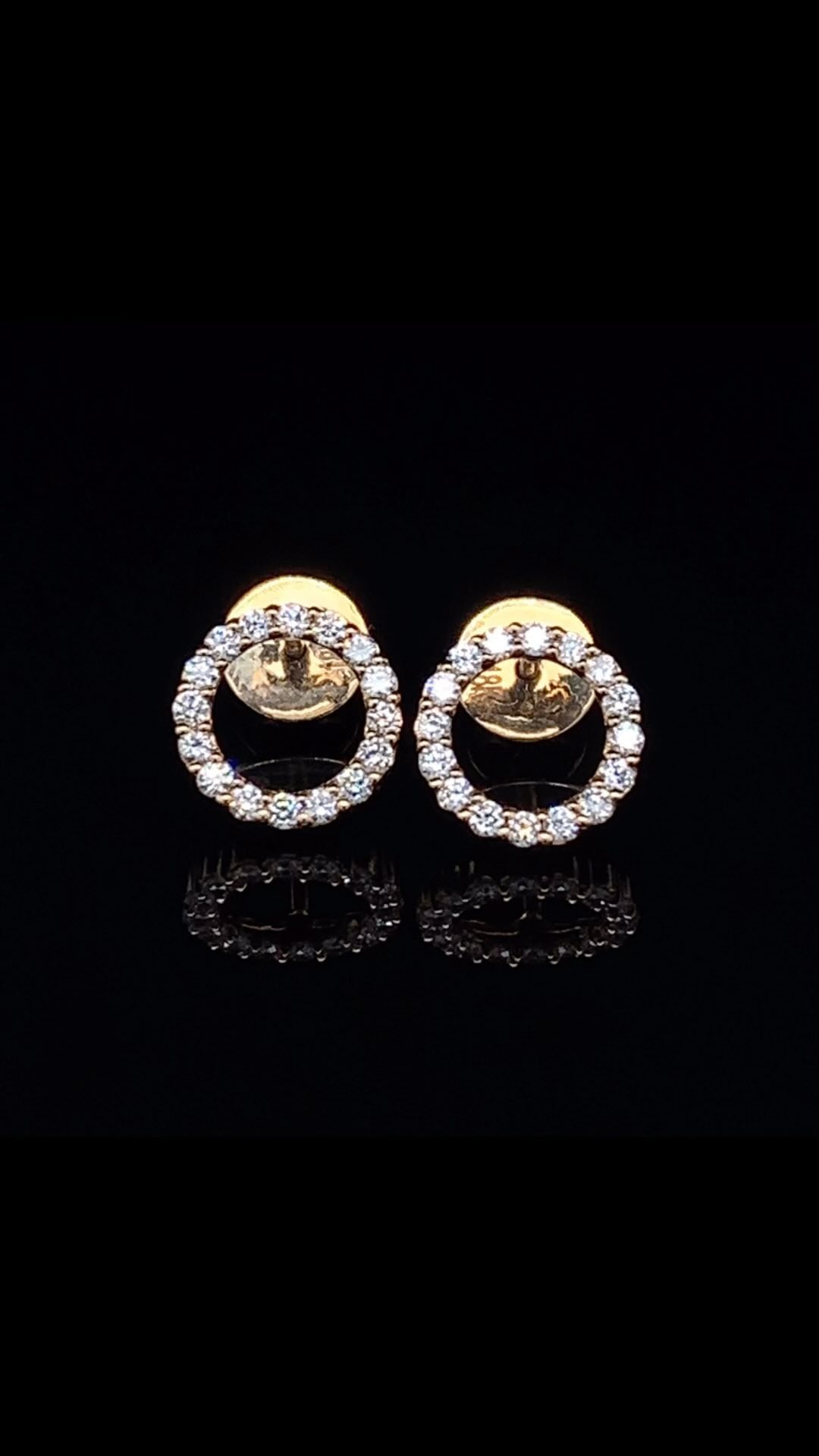 Day 13 of our Advent Calendar brings back the yellow gold in the form of these circle of diamonds as stud earrings.
The circle diamond slider pendant in yellow gold has been a popular choice this year and these earrings are made to match it perfectly. Everyday or more formal - these earrings work for every occasion.
DM or call us to get the last pair of these that we will have in stock before Christmas.
#mundieandson #circle #earrings #diamondcircle #yellowgold #everydaydiamonds #glasgow #glasgowlife #peoplemakeglasgow #glasgowjeweller