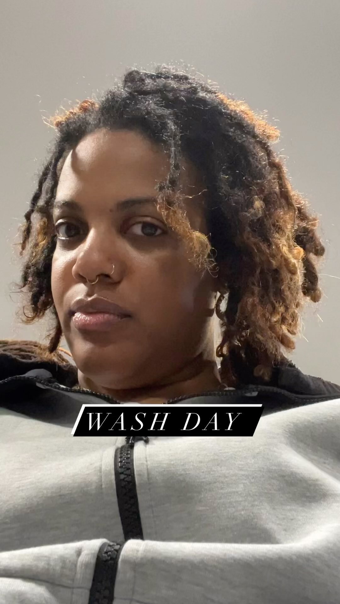 I love wash day 🥰 I also love a fresh re-twist, but @loccdbyjess knows I will be running around looking like this 🦁👹soon enough. I'm a free spirit 🤣
Outfit (my sons tech he grew out of) : @nike
Feet 🦶🏽: @crocs
Socks : @americaneagle
#locstyles #loc #locnation #birthadvocate #doula #childbirtheducator #boymom