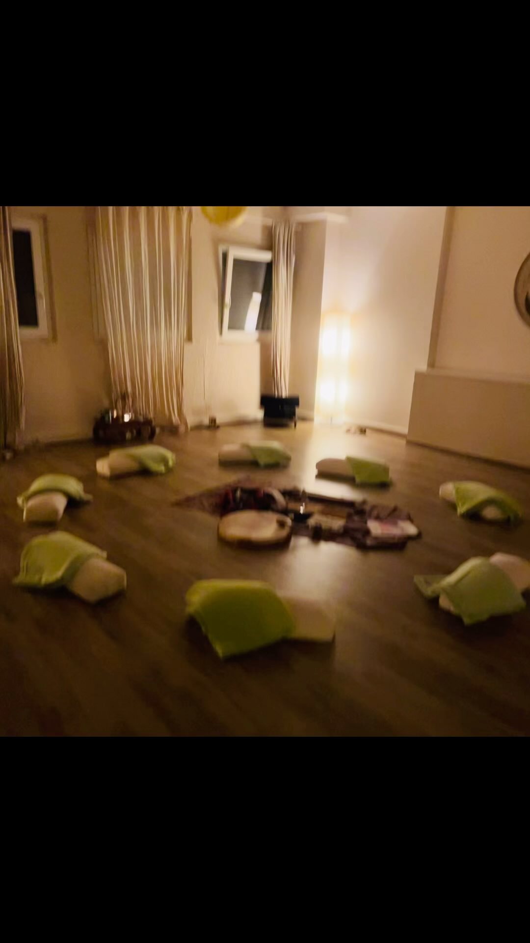 Wow,
was für ein Tag was für ein Abend mit euch tollen Frauen. Wir sind erstaunt – begeistert was für Themen zu Sprache kamen. Wir sind überglücklich mit euch eine tiefe und intensive Zeit verbracht zu haben.
Alles was Frauen beschäftigt, interessiert ist heute auf den Tisch gekommen. Anschließend haben wir eine schamanische Reise mit Astrid durchlebt und eine Klangreise mit Felicia… Etwas Astrologie hat uns den Abend versüßt. Vielen Dank für eure Offenheit für euer Interesse und wir freuen uns schon auf das nächste Mal mit neuen Themen und auch Vorträgen—- Zeitreise der Frau… Wo waren wir und wo sind wir jetzt und wo wollen wir hin…???
Wenn dich das als Frau anspricht sei gerne im Januar dabei. Das genaue Datum wird ganz bald auf unserer Homepage angekündigt. Wir freuen uns sehr auf euch❤️🙏🌺💃🏼
Und gerne könnt ihr uns eure Wünsche, Themen Vorschläge und Anregungen bekannt geben…