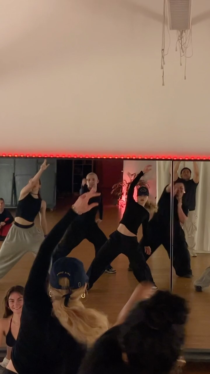 Bloody Samaritan - @ayrastarr
💃 @nastia_0066 @kacperrriwanow @caroline.leyva.rodriguez @_alba_laci
🏠 @empire.dance.vienna