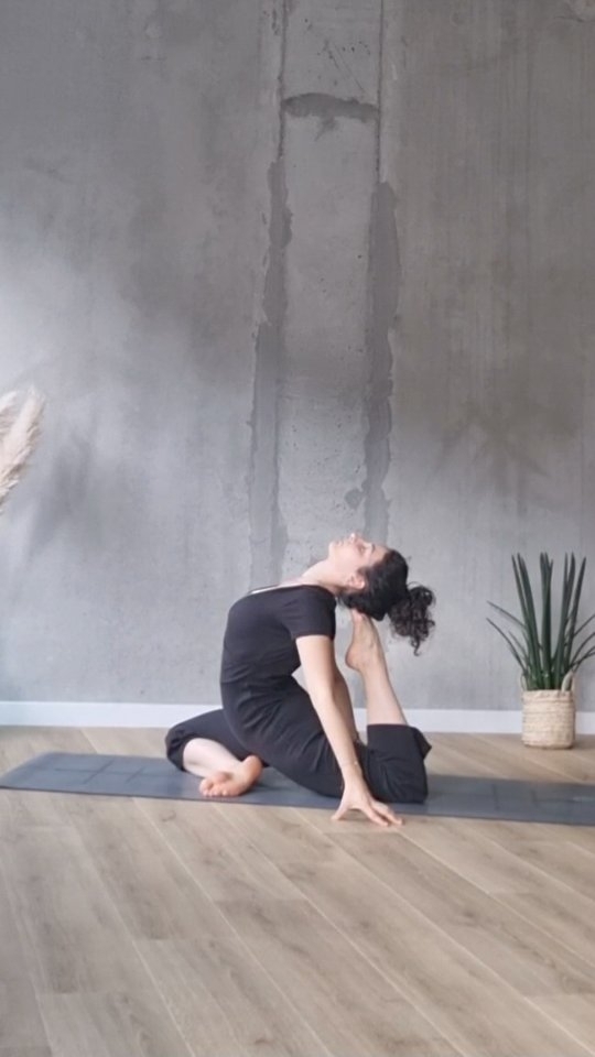 "Pratiquez et tout viendra" K. Pattabhi Jois
•
Je passe sûrement moins de temps sur le tapis dédié à ma pratique, mais je sens une espace de conscience si différent des premiers temps 🙏🏻 Ce n'est pas une question de quantité mais bien de qualité de présence que nous cultivons à chacune des pratiques partagées ensemble.
•
Je suis pleine de gratitude d'être davantage dans l'écoute, l'accueil, la patience et la reconnaissance
•
Le chemin est encore long et riche j'en suis sûre.
On se retrouve chaque jeudi à 18h15 & dimanche 10h 💛
@yogabaiona
#quelquesmots #fanny.yogamayucha #générosité #ouverturedecoeur #flexionarriere #backbend #suivrelechemin #yogaasanas #pratiquedeyoga #yogaopenheart #breathwork #yogabaiona #studioyoga #yogabayonne #yoga64 #professeurdeyoga #pattabhijois