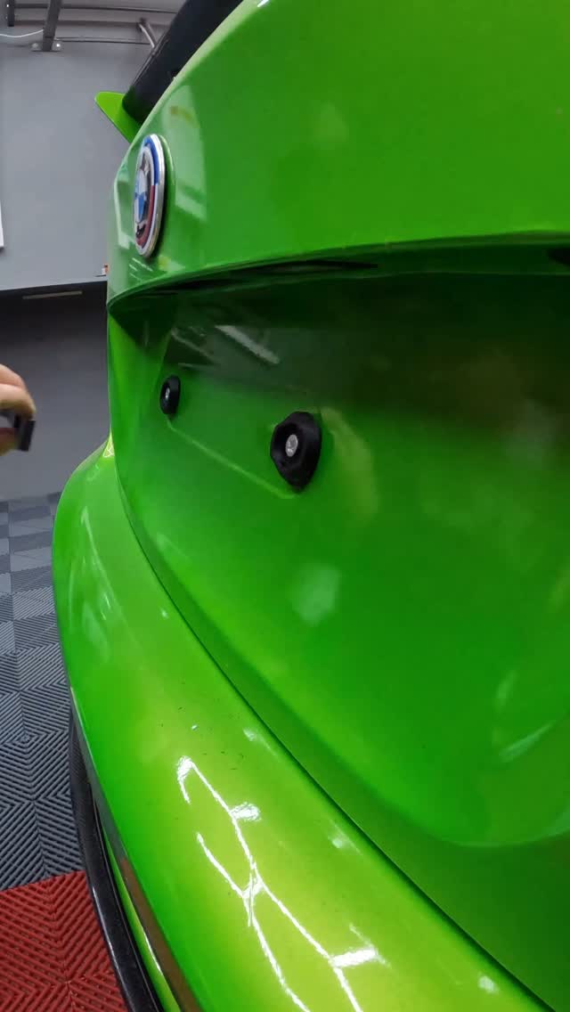 If you are a petrolhead it never has been easier to switch your plate ❕🏎️
#easyclips #plateholder #swissplate #swisscar #bmw #m3 #m2