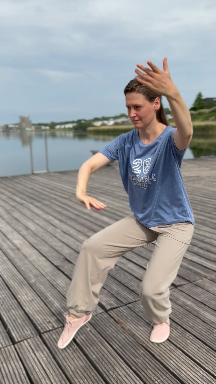 🪽 Entdecke die Eleganz des Tai Chi mit der Kranich Bewegung!
Suchst du nach einem sanften Ausgleich zum stressigen Alltag? Mein Workshop am 17.08. und die neuen Kurse ab 22.08. bieten dir die perfekte Gelegenheit, die 13er Form des Tai Chi aus dem Wudang zu erlernen. 🎐
🌱 Für Einsteiger & Anfänger
🌺 Kleine, persönliche Gruppen
⭐️ Individuelle Betreuung
🪷 Finde Ruhe, Gelassenheit und neue Energie
Der Kranich steht für Eleganz, Ausstrahlung und Schönheit – bring diese besondere Energie in deinen Sommer! ☀️
#TaiChi #WudangTaiChi #KranichBewegung #EntspannungPur #GesundheitFördern #SommerEnergie #TaiChiWorkshop #BewegungMitStil #GelassenheitFinden #NeuerKurs #30bis50