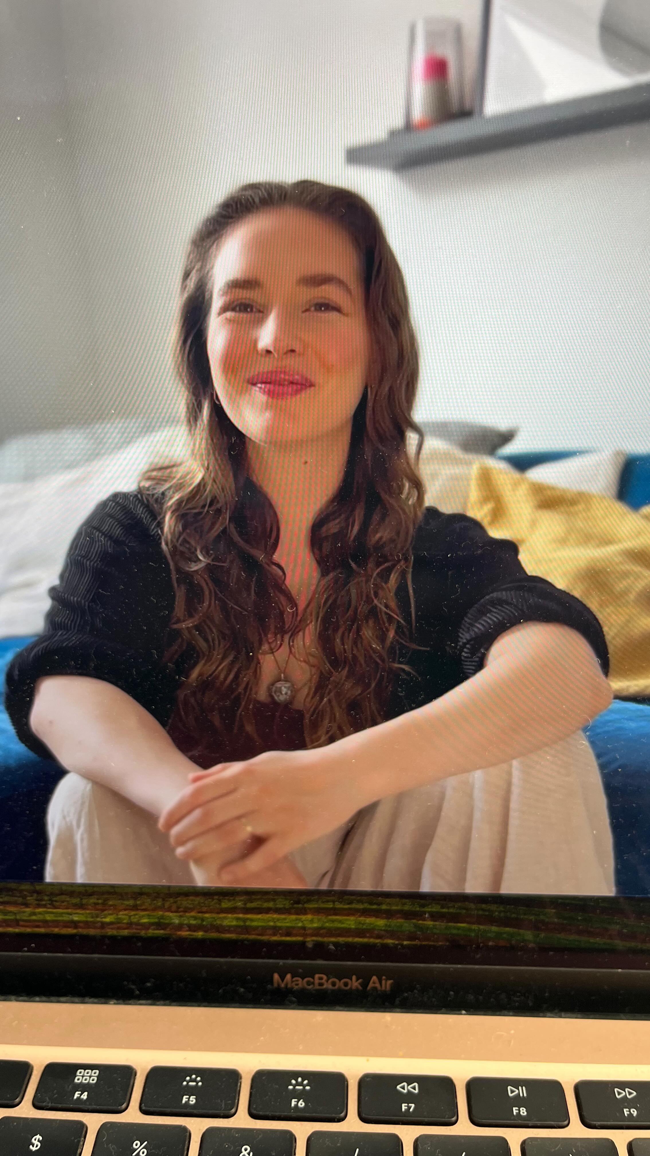 Die MET-Klopftechnik (Meridian-Energie-Technik) ist eine Methode, bei der bestimmte Akupunkturpunkte am Körper sanft beklopft werden, um emotionale Blockaden aufzulösen. In einem 10 minütigen Video teile ich eine Schritt für Schritt Klopfanleitung bei Stress und Anspannung.
Melde dich für den Newsletter an und du bekommst sofort den Zugang zu meinem kostenlosen Video. Außerdem erfährst du, wie ich zum Klopfen gekommen bin und welche positiven Veränderungen es in mein Leben gebracht hat. Der Link zur Anmeldung ist in der Bio ❤️
#Stressbewältigung #Klopfanleitung #Entspannung #paulahausscoaching #MeineGeschichte #Newsletter
MET
KLOPFEN
TAPPING
SELFCARE
MENTALE GESUNDHEIT