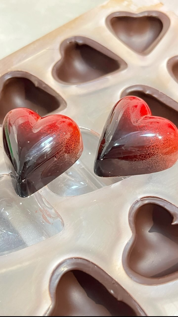 It’s a busy week, restocking and getting ready for our upcoming event 💐
We’re excited to be joining again this year the Valentine’s Special tomorrow (Wednesday 14th of February) @paternostersquare with @tudormarkets
Trading hours : 10am until 3pm
Location : Paternoster Square, London EC4M 7DX
We’ll have a full selection of chocolate bonbons including some special Valentine’s themed flavours and of course our selection of single origin craft chocolate.
See you sometime soon 🎉💐
________
#chocolate #truffles #finechocolate #valentineschocolates #valentineslastminutegift
#chocolateart #yum #finefood
#chocolatelovers #edibleart #handmade #handcraftedchocolate #darkchocolatelovers #veganchocolate #craftchocolate
#artisan #chocolatebonbons #bonbons #londonmarkets #Londonfoodscene
#londonfood #stpaulscathedral