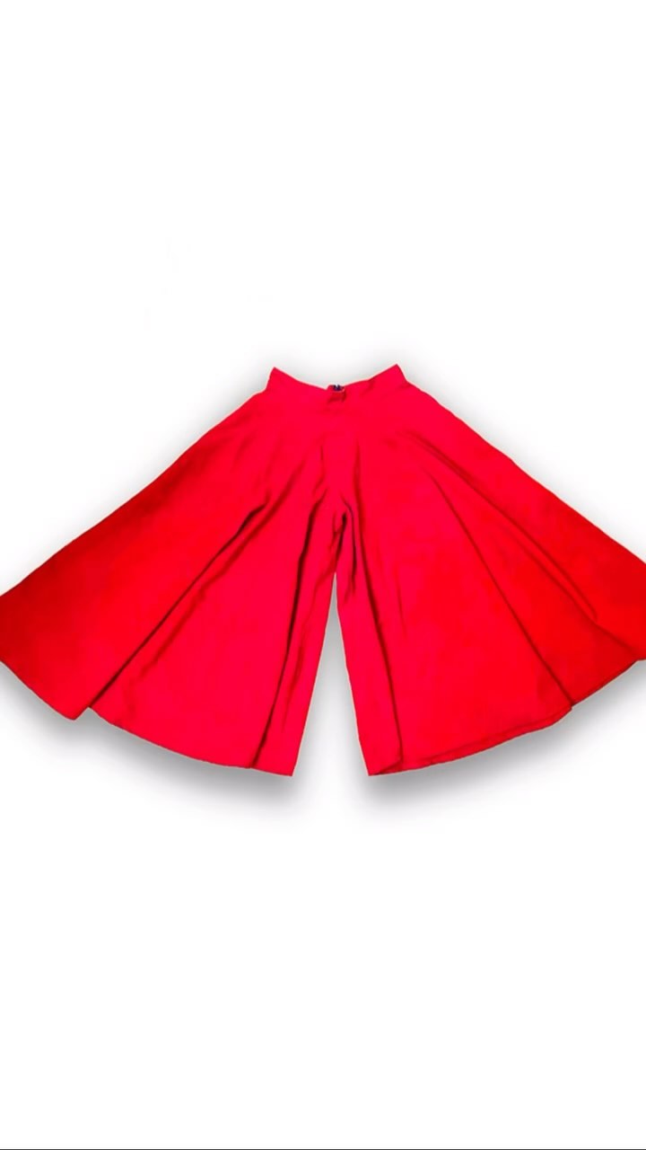 🍂 Nouveauté hiver chez Caligraphic 🍂
Cet hiver, laissez-vous séduire par notre pantalon circulaire : confortable, stylé et conçu pour durer. Avec ses teintes intemporelles rouge et noir, il s’adapte à toutes vos envies, de la tenue décontractée au look chic.
Comme toujours, notre mascotte, le jaguar au cœur battant, symbolise notre engagement pour une mode plus douce pour la planète 🌎 et plus proche de vous.
🖤 S’habiller bien, sans compromis.
#Caligraphic #ModeConfortable #SlowFashion #HiverÉthique