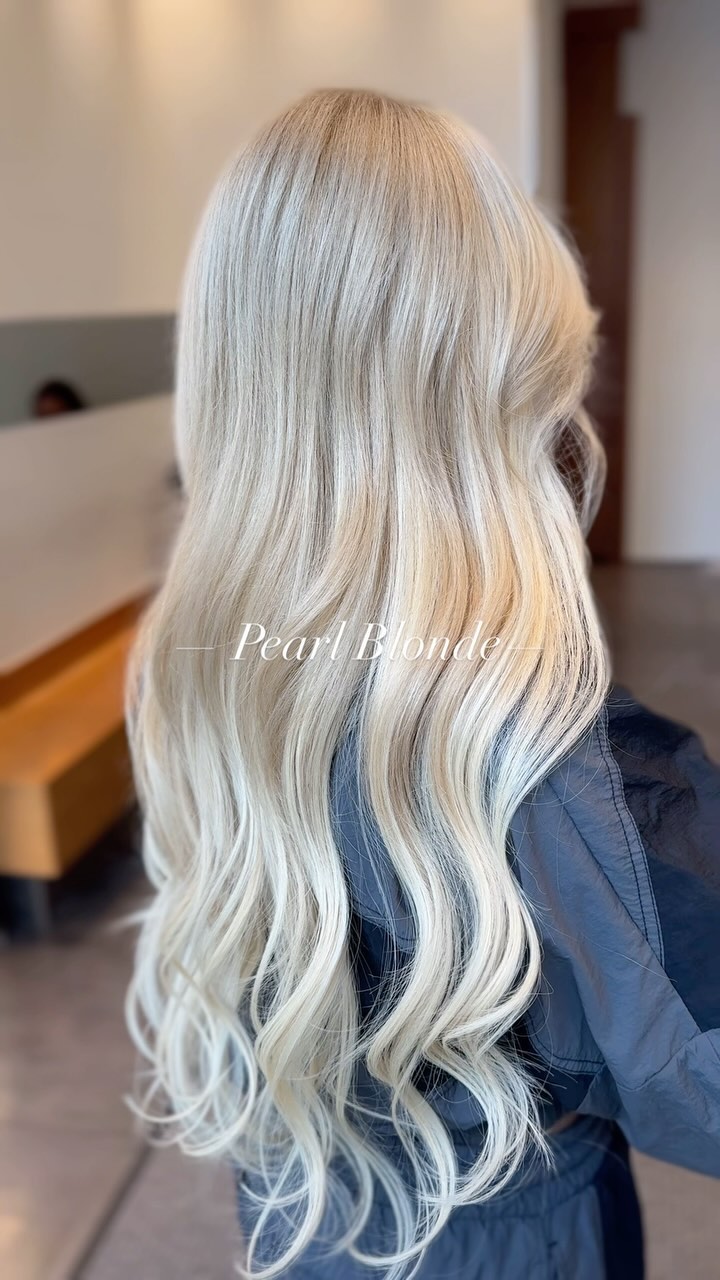 From jet black to stunning pearl blonde with seamless extensions!
#hairtransformation #hairextensions #blondehair