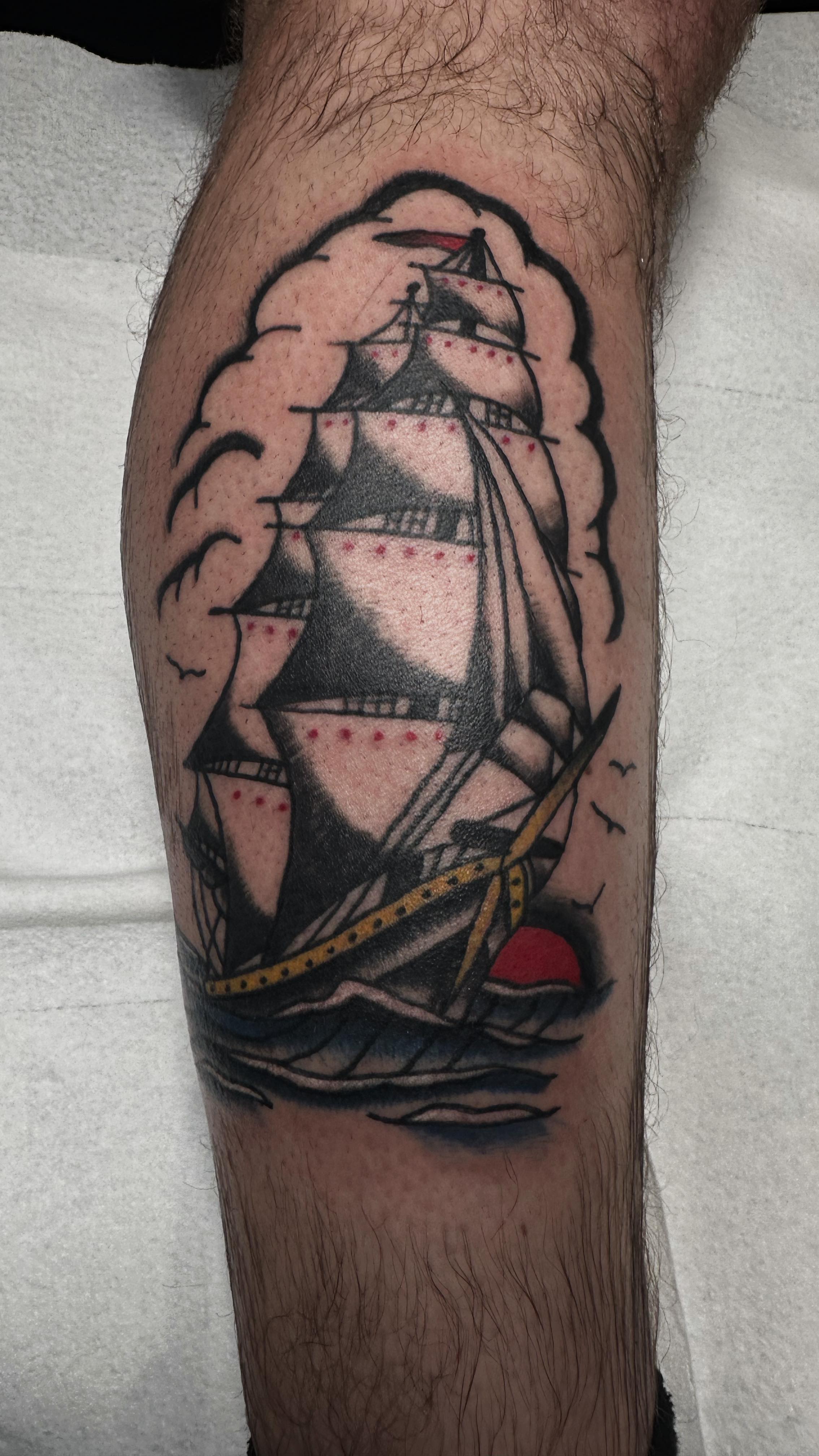 Traditional ship by @nolandeanink π
#traditionaltattoo #traditionalshiptattoo #pnwtattoo #oregontattoo #darkestdaystattoo