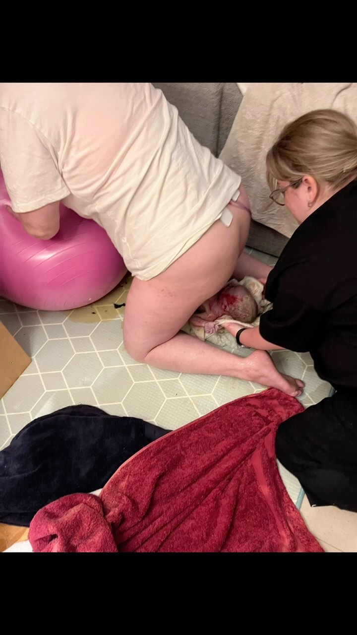 In the early hours of Friday March 15th, as her toddler slept soundly downstairs - the epic Kylie gave birth to her beautiful Hamish in a vaginal birth after a cesarean at an unplanned homebirth. This lucky duck (thatās me) had the absolute honour of catching Hamish and passing him through Kylieās legs and in to the arms of his ecstatic Mama. It was extraordinary, of course. And it may have seemed chaotic from an outsiders perspective, but there was a beautiful sense of calm between Kylie and myself. She trusted her body. She trusted her baby. She trusted birth. And I trusted her.
Keep an eye out as Kylie and I are going to do a live soon chatting all about it (itāll probably go for a while š).
#accidentalhomebirth #unplannedhomebirth #homebirth #doula #melbournedoula #doulalife #letsdoulathis #australiandoula #doulalove #doulacare #doulawork #birthwork #birthworker #doulasupport #doulawisdom #birthattendant #pregnancysupport #aussiemums #australianmums #pregnancy #pregnantmelbourne #birthchoices #birth #informed #powerful #postpartum #yarrarangesmums #dandenongrangesmums #melbournemums #melbournemumsandbubs