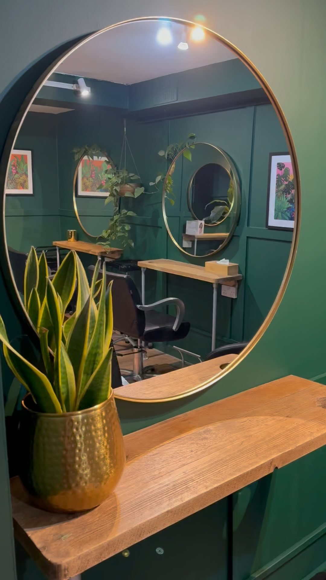 Our new look down stairs area is complete! A perfect space to chill out with a glass of fizz🍾 whilst your colour is developing.
Call: 01962 853005
Book online: www.byrossgarcia.com
Email: info@byrossgarcia.com