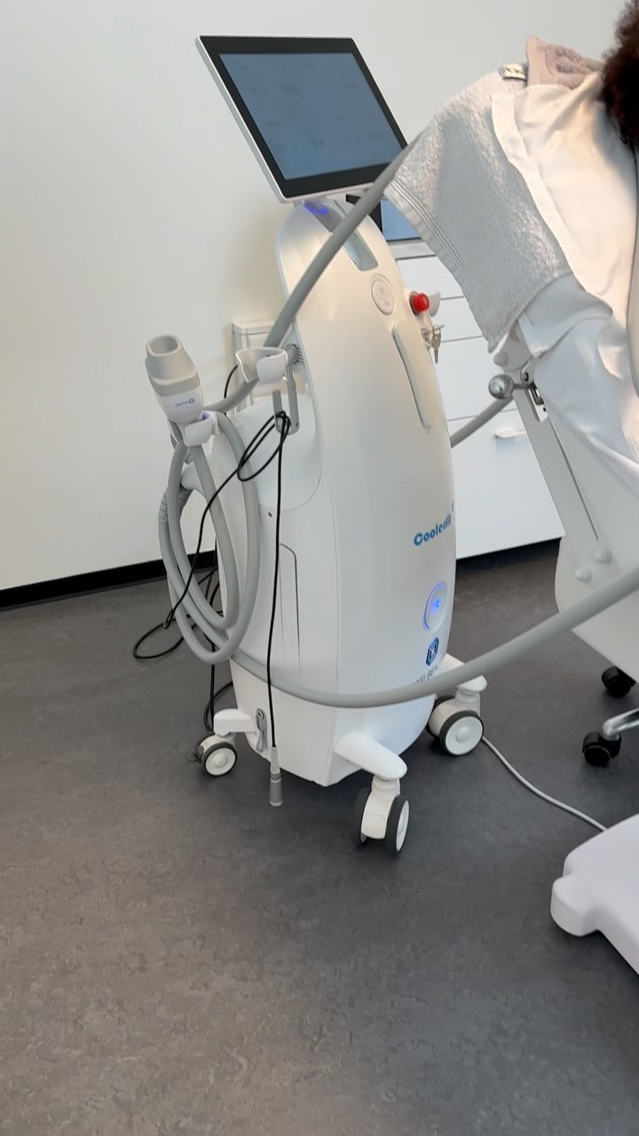 Cryolipolyser vet verminderen. Wil je meer weten over deze behandeling? Stuur een berichtje, we helpen je verder graag. #cryolypolyse #coolerfit#vetverminderen