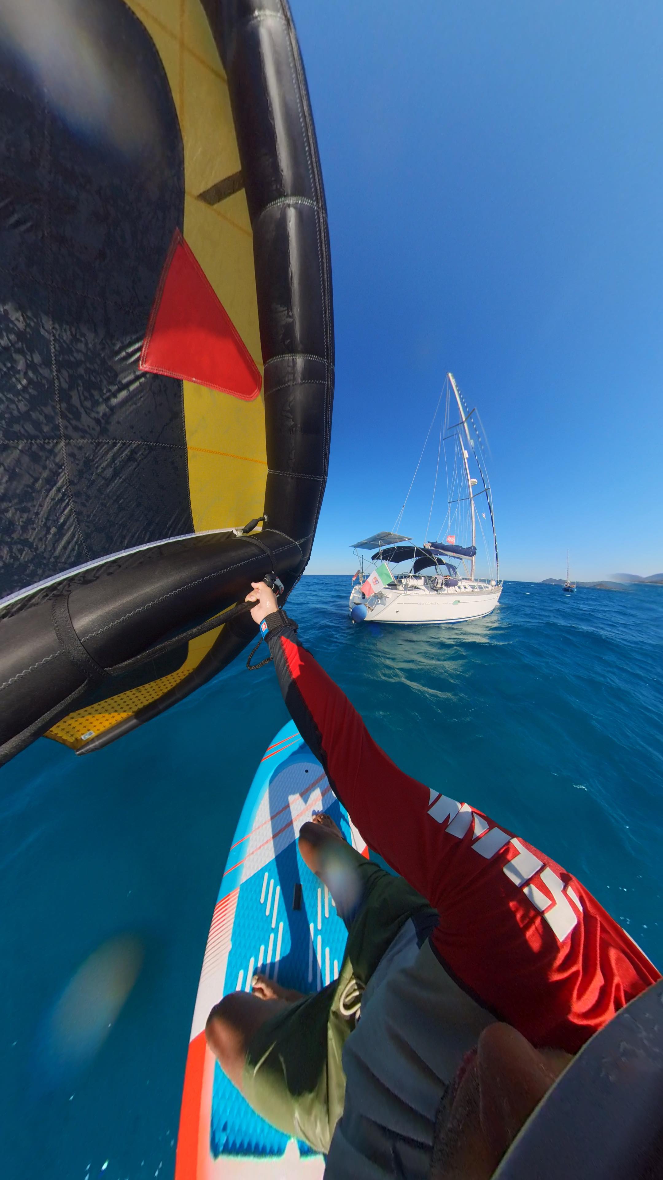 Quando finisci la giornata di lavoro e senti lo scirocco che si sta alzando 💨💨
.
#wingfoil #wingfoiling #sailing