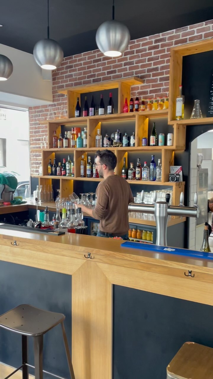 Bienvenue à L’Engrenache 👋
Nouvelle adresse dans le 7e, Alex et son équipe proposent une cuisine généreuse et de saison dans une salle baignée de lumière et chaleureuse !
Bravo pour l’ouverture, merci de votre confiance pour les vins et bon démarrage ✌️
#lengrenache #restaurant #lyon #cuisine #cuisinedesaison #vin #beaujolais #dbselection #✌️