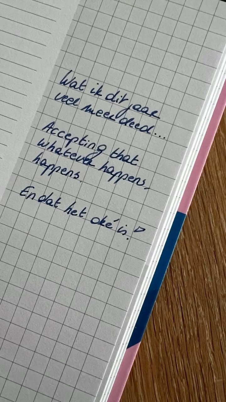 Het lukt niet altijd maar ik doe het al veel meer dan vroeger.
Accepting that whatever happens, happens. And it’s okay.
We hebben zo vaak stress voor dingen die zelfs niet gebeuren. Voor dingen waarvan we denken dat het niet gaat lukken. Door doemscenario’s die in ons hoofd zitten.
💛