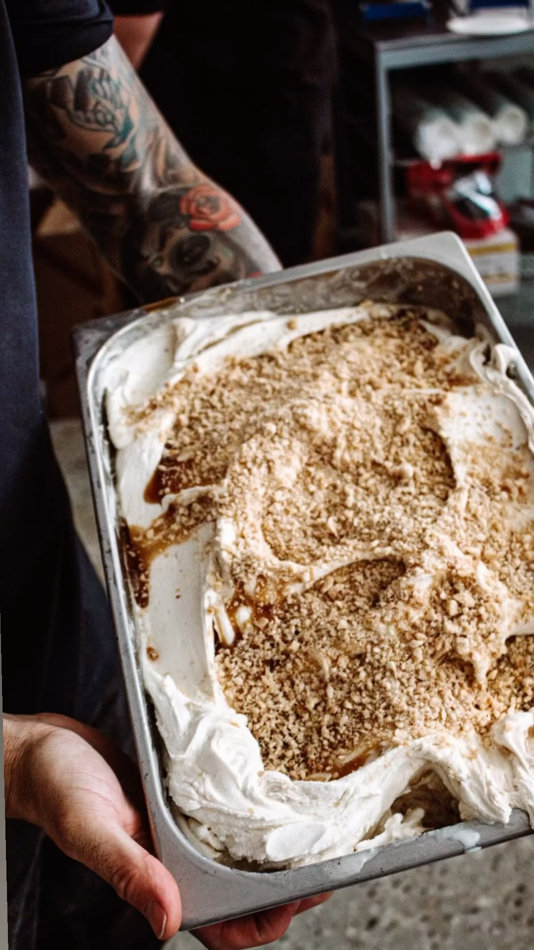 Cafe og ismejeri med egen produktion af hjemmelavet is , lavet på mælk fra Vrejlevkloster 🇩🇰😀😀vores kaffe er ristet i eget risteri som man kan se i cafeen #hjemmelavetis #gelato #løkken #risteri #kafferisteri #is #icecream