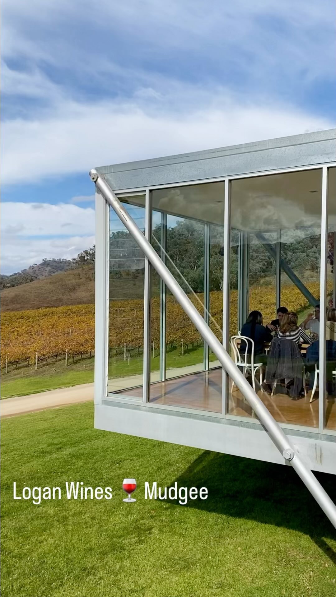 What a stunning location! Logan’s Winery has fantastic views out over the vineyard and a tasty cheese plate.
Great to get ideas for our cellar door build too!
#thewildwindsco #loganwinery #mudgee #cellardoor #winery #winelovers #redwinelovers #whitewinelovers #australianwine