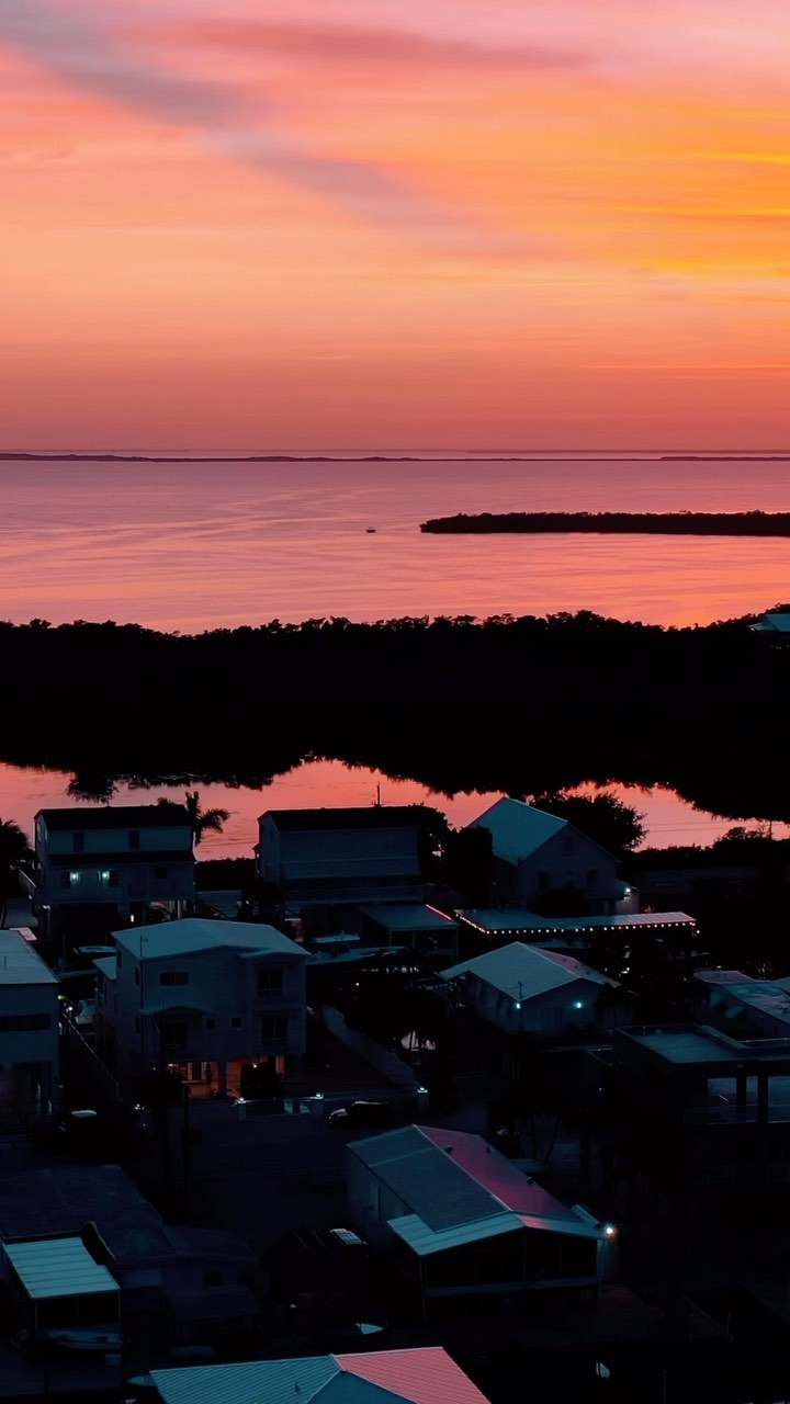 These stunning waterfront properties offer endless natural beauty & a front-row seat to Mother Nature’s daily show 🌅🧡
.
.
.
#KeyLargo #realestate #oceanfrontproperty #sunsetviews #luxuryliving #coastalhome #dreamhome #paradisefound