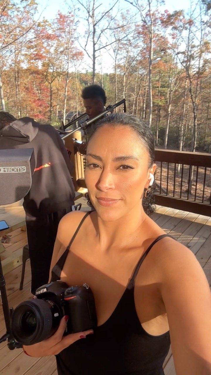 Me: Im doing BTS for @deusbeni @govanagenna
Also me: *proceeds to make an entire video of the sun hitting my skin 💅🏼😎😂
#musicvideo #maincharacter #bts #atlantabusinesswomen #atlantadirector #atlantaphotographer #atlantaphotography #lifestylephotography #lovewhatyoudo