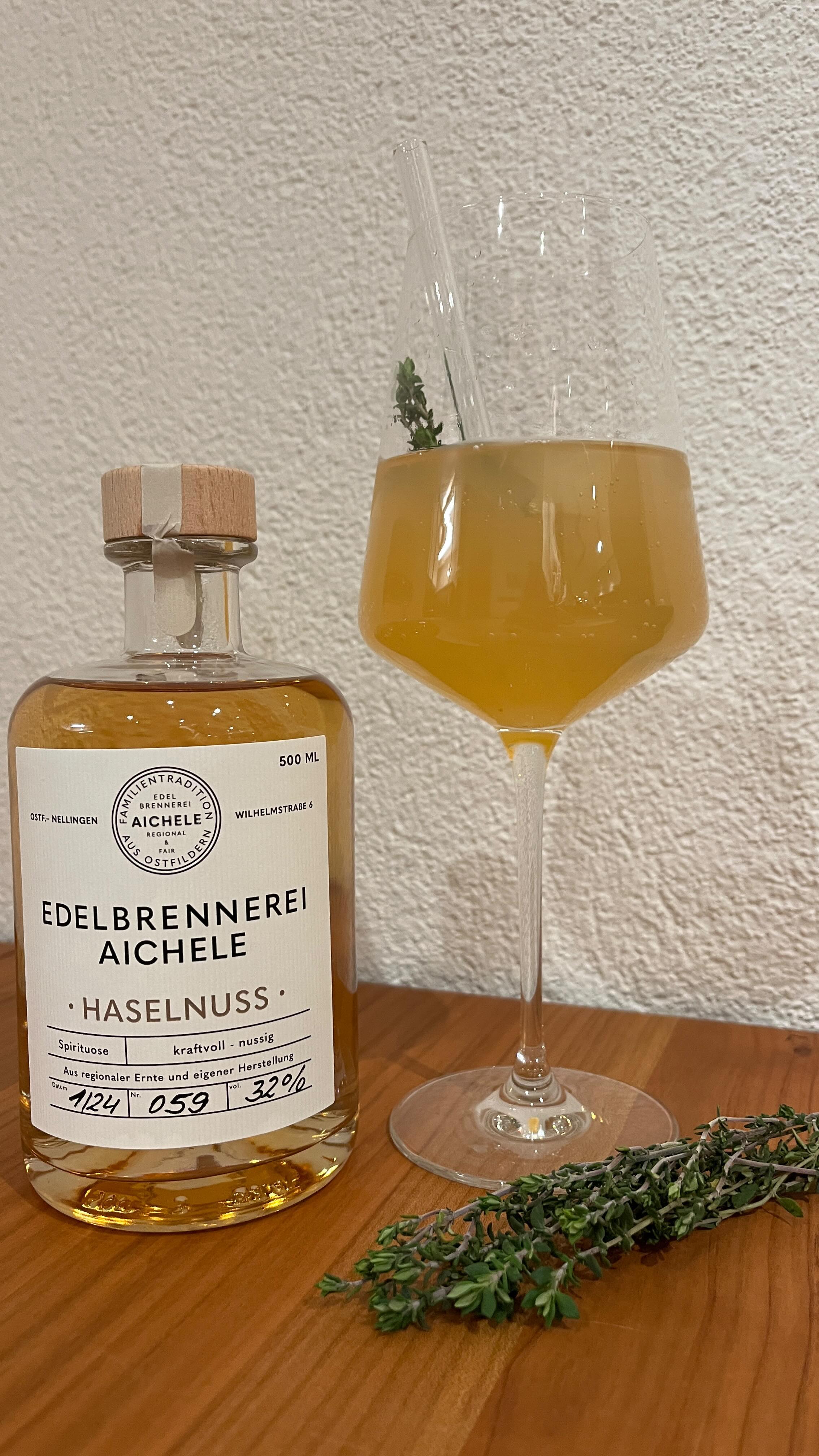 🌰😘🍏 oder auch Nuss küsst Apfel
Für diesen leckeren Cocktail benötigt ihr:
8cl Apfelsaft
3cl Haselnuss
1cl Zitronensaft
3-5 Eiswürfel
Sprudel zum Auffüllen
Alles nacheinander ins Glas geben, umrühren und et voilà fertig! Wer möchte diese leckere Kreation testen?
#EdelbrennereiAichele #Ostfildern #Lecker #Cocktail