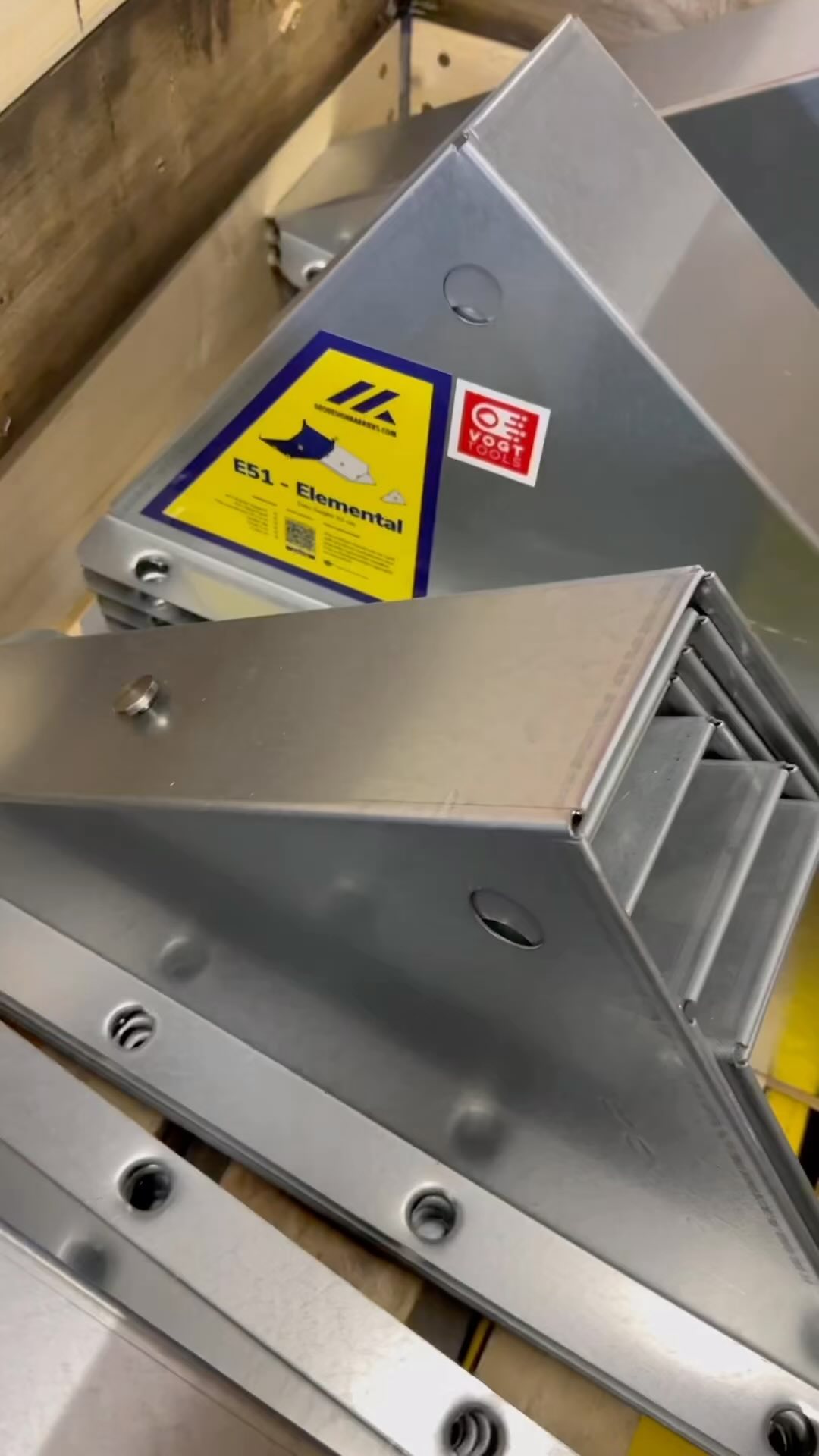 🎥 Soeben eingetroffen: FLOODBARRIER ELEMENTAL! 🎥
Erleben Sie im Video, wie unser neuestes Hochwasserschutzelement auf einer Länge von 34 Metern in kürzester Zeit aufgebaut wird!
🚧 Vorteile der FLOODBARRIER ELEMENTAL (E51-Serie):
• Schnelle Installation: 34 Meter in weniger als 34 Minuten einsatzbereit!
• Stauhöhe von 51 cm: Effektiver Schutz gegen Überschwemmungen.
• Robustes Material: Hergestellt aus ultrahochfestem Stahl.
• Effektiver Schutz: Optimaler Schutz gegen Hochwasser.
Alles, was Sie für den Aufbau brauchen:
• Rahmen und Paneele
• Kunststoffmembran
• Ballastketten
Schützen Sie Ihre Gemeinde, Ihr Unternehmen oder Ihr Haus effektiv vor Hochwasser!
👉 Jetzt mehr auf unserer Webseite www.vogt.tools
#MitVogtToolsKeinStressBeiHochwasser #Hochwasserschutz #VogtTools #Schweiz #Wassersperren #Sicherheit #Innovation #Notfallvorsorge #Klimawandel #Katastrophenschutz #Gemeindesicherheit #Unternehmensschutz #Feuerwehr #Hochwasserschutzlösungen #SchnelleReaktion #Robustheit #EffektiveLeitung #Infrastruktur #Umweltschutz #Hochwasserprävention #Stadtplanung #Gemeindeverwaltung #Schutzsysteme #Wetterextreme #Klimaschutz #Nachhaltigkeit #Umwelttechnologie #SchweizerTechnik #SchnelleInstallation #HochwasserschutzTechnologie